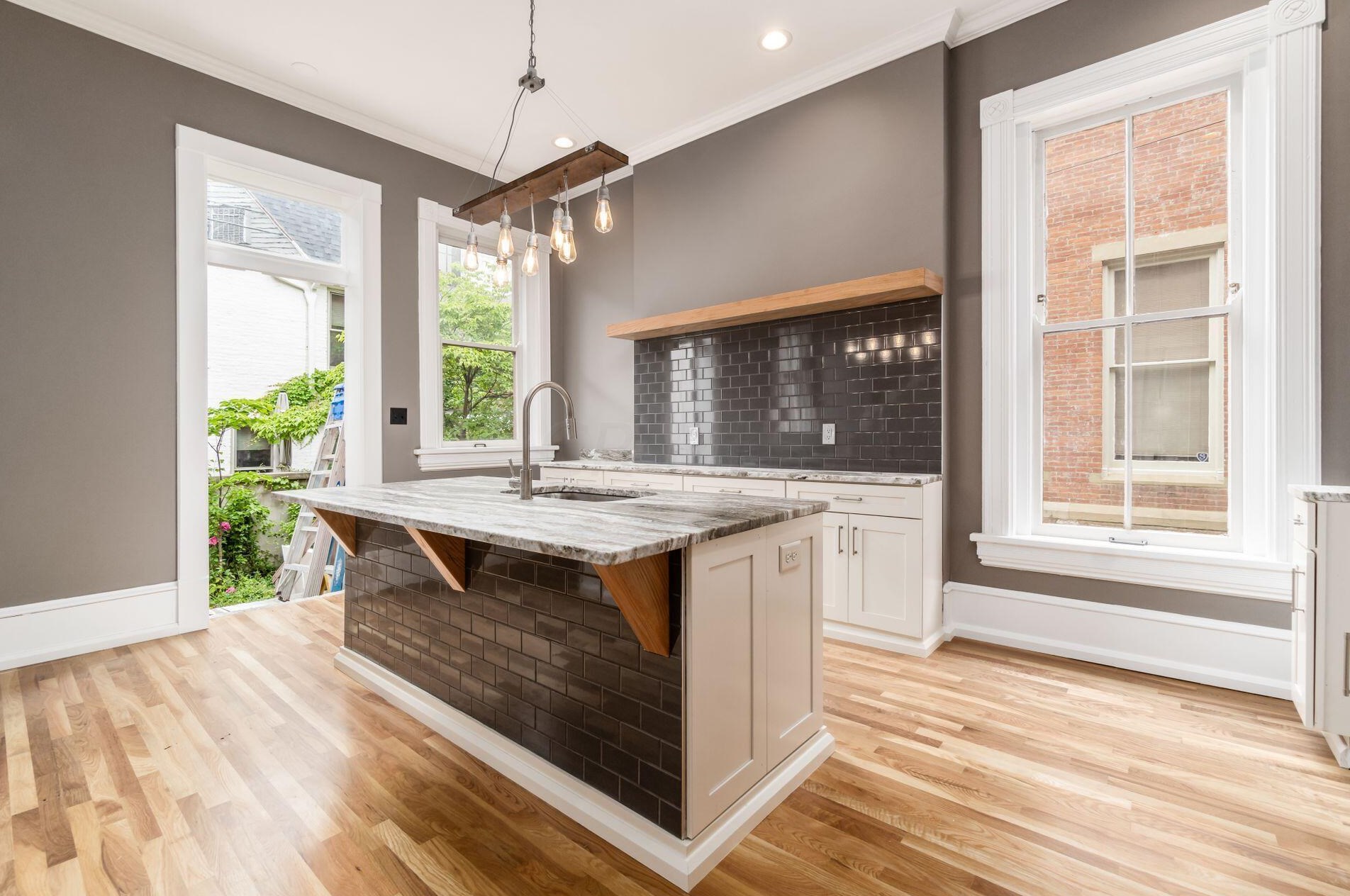 392 Town St, Columbus OH 43215-4838 exterior