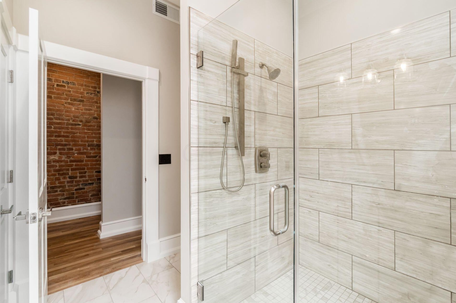 392 Town St, Columbus OH 43215-4838 exterior