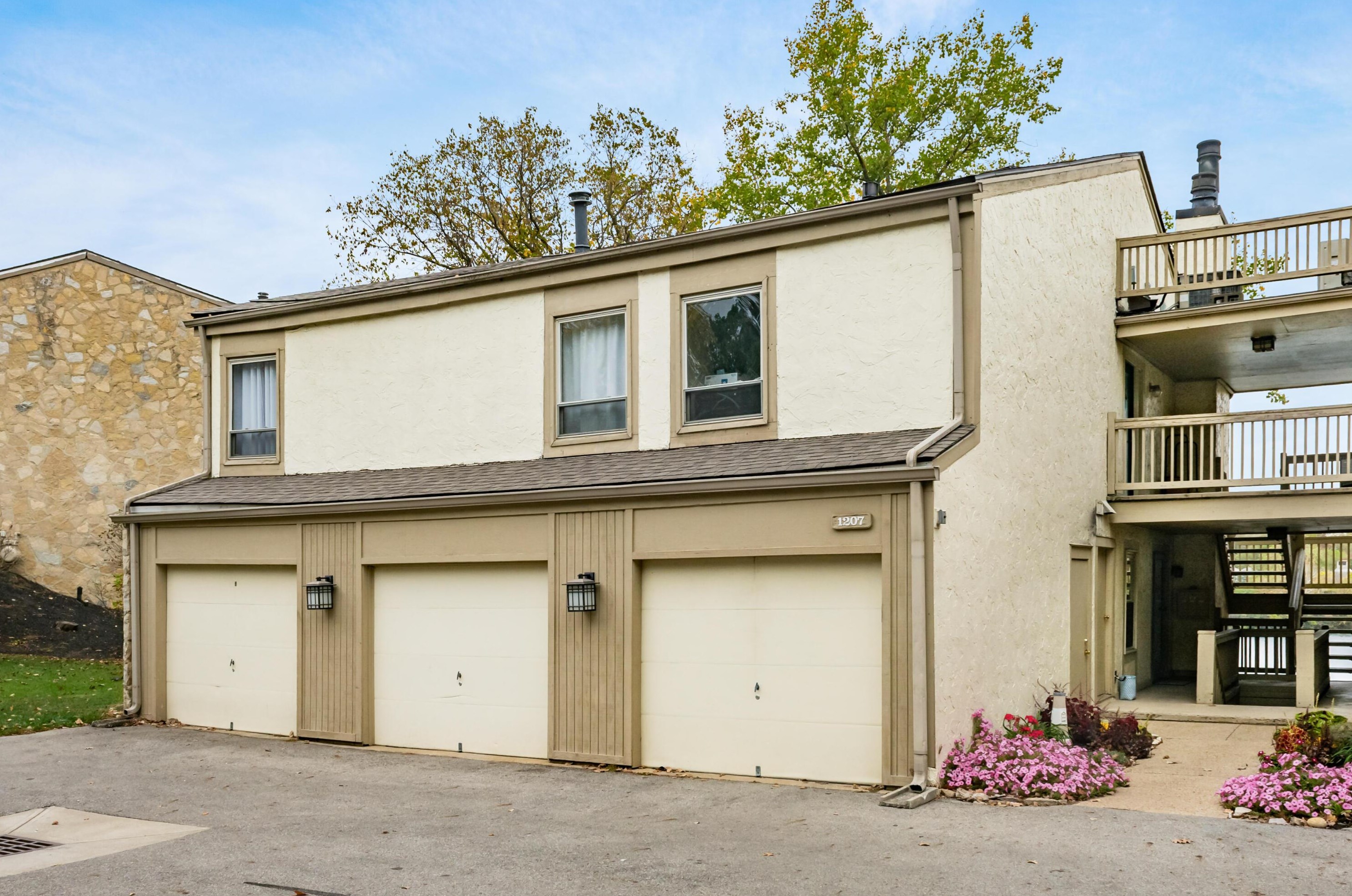 1207 Lake Shore Dr, Columbus OH 43204-4870 exterior