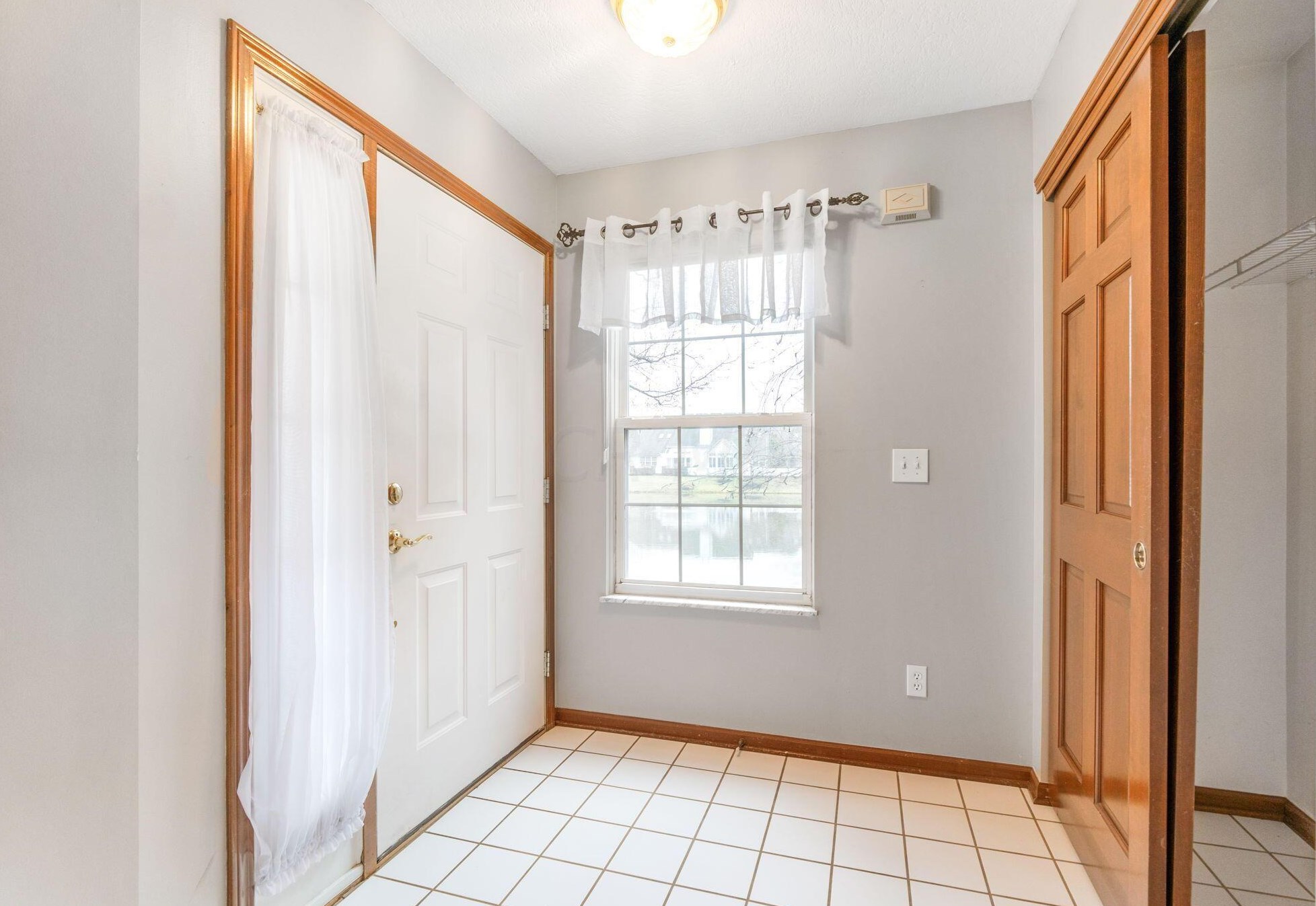 6566 Upper Lake Cir, Westerville, OH 43082-8133
