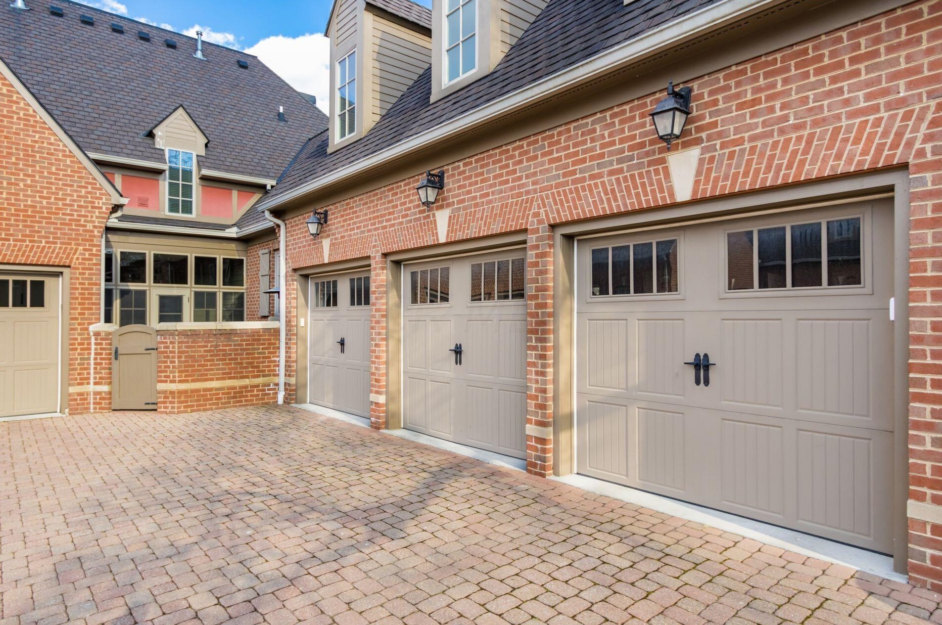 2453 Cambridge Blvd, Columbus OH  43221-4023 exterior