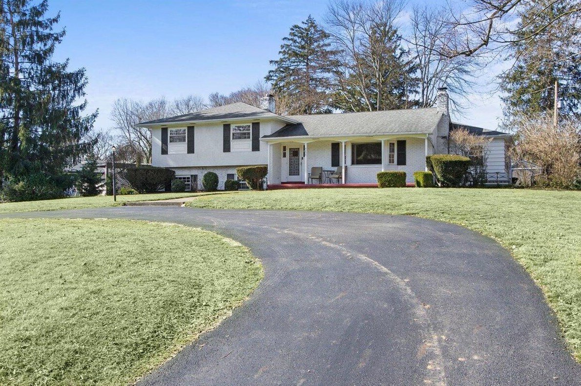 4255 Oxford Dr, Columbus, OH 43220-4554
