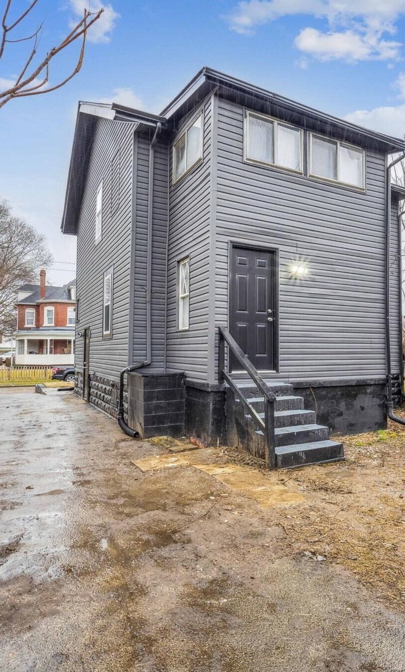 153 Clarendon Ave, Columbus OH 43223-1005 exterior