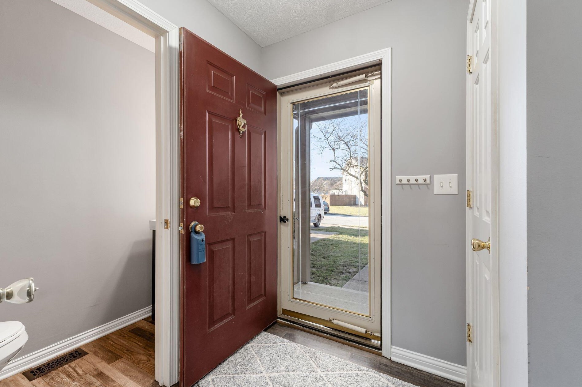 574 Chadwood Dr, Columbus OH  43230-6255 exterior