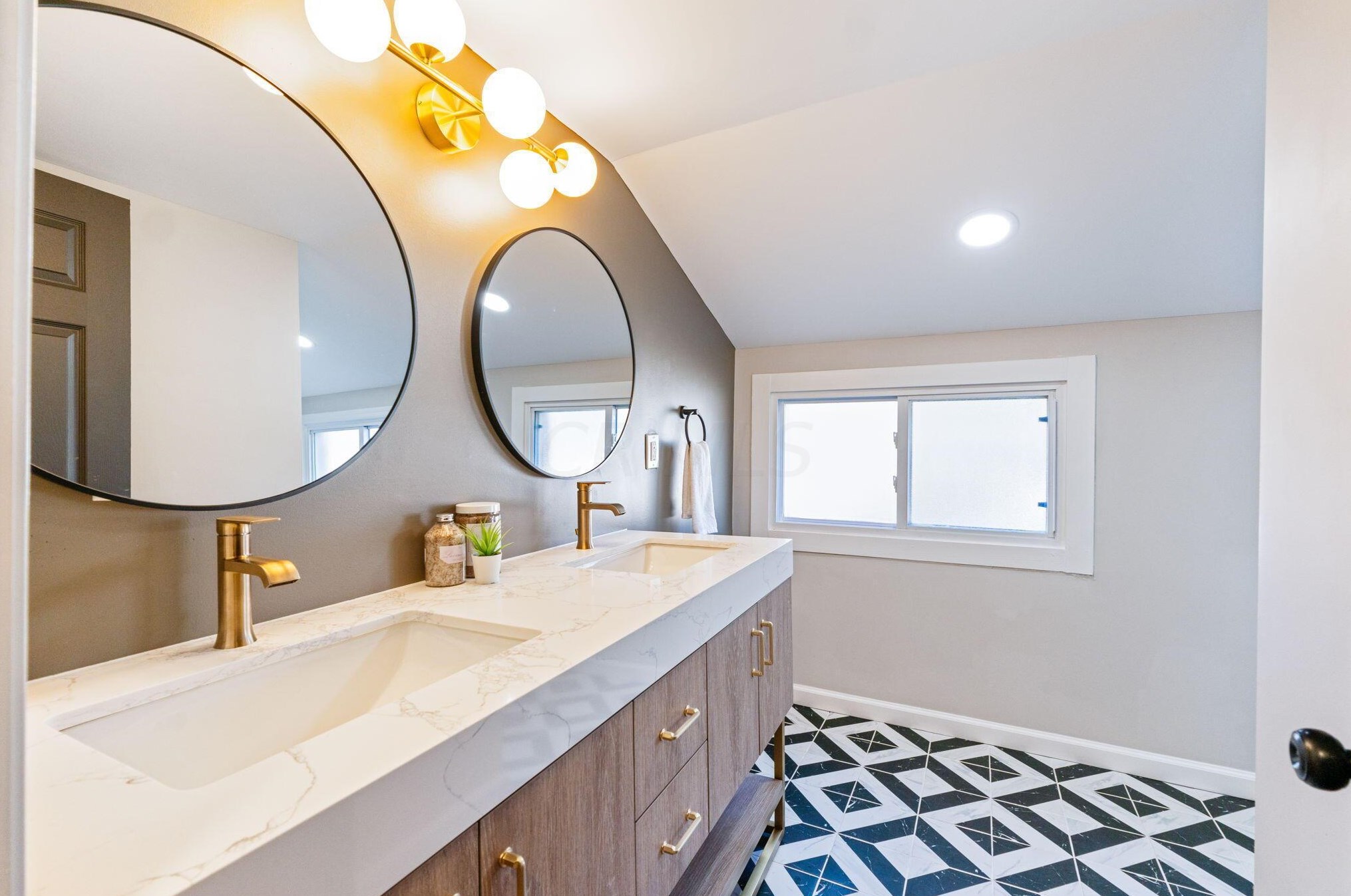 189 Gould Rd, Columbus OH  43209-1549 exterior