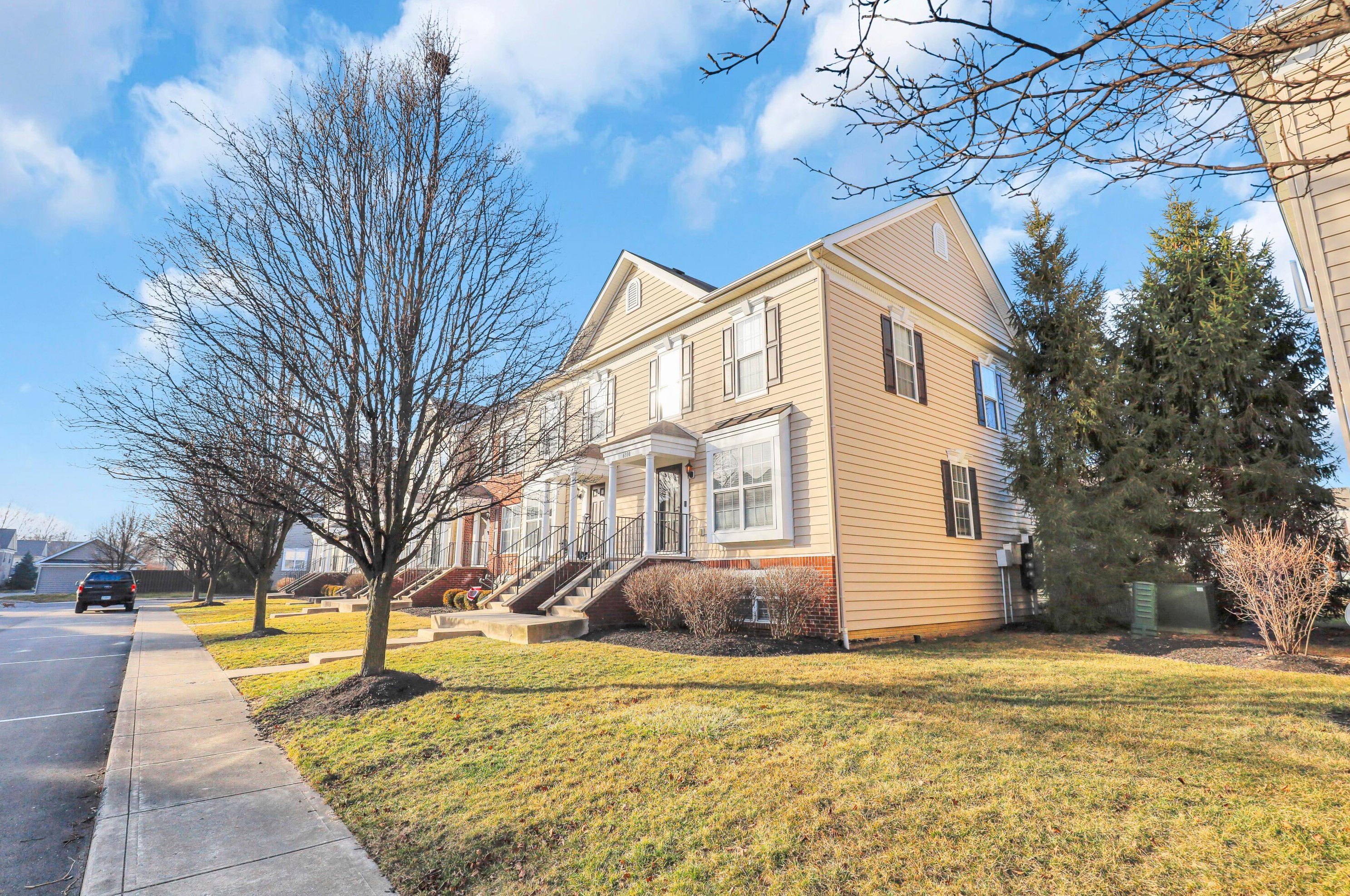 6310 Marsh Wren Dr, Columbus OH 43230-6452 exterior