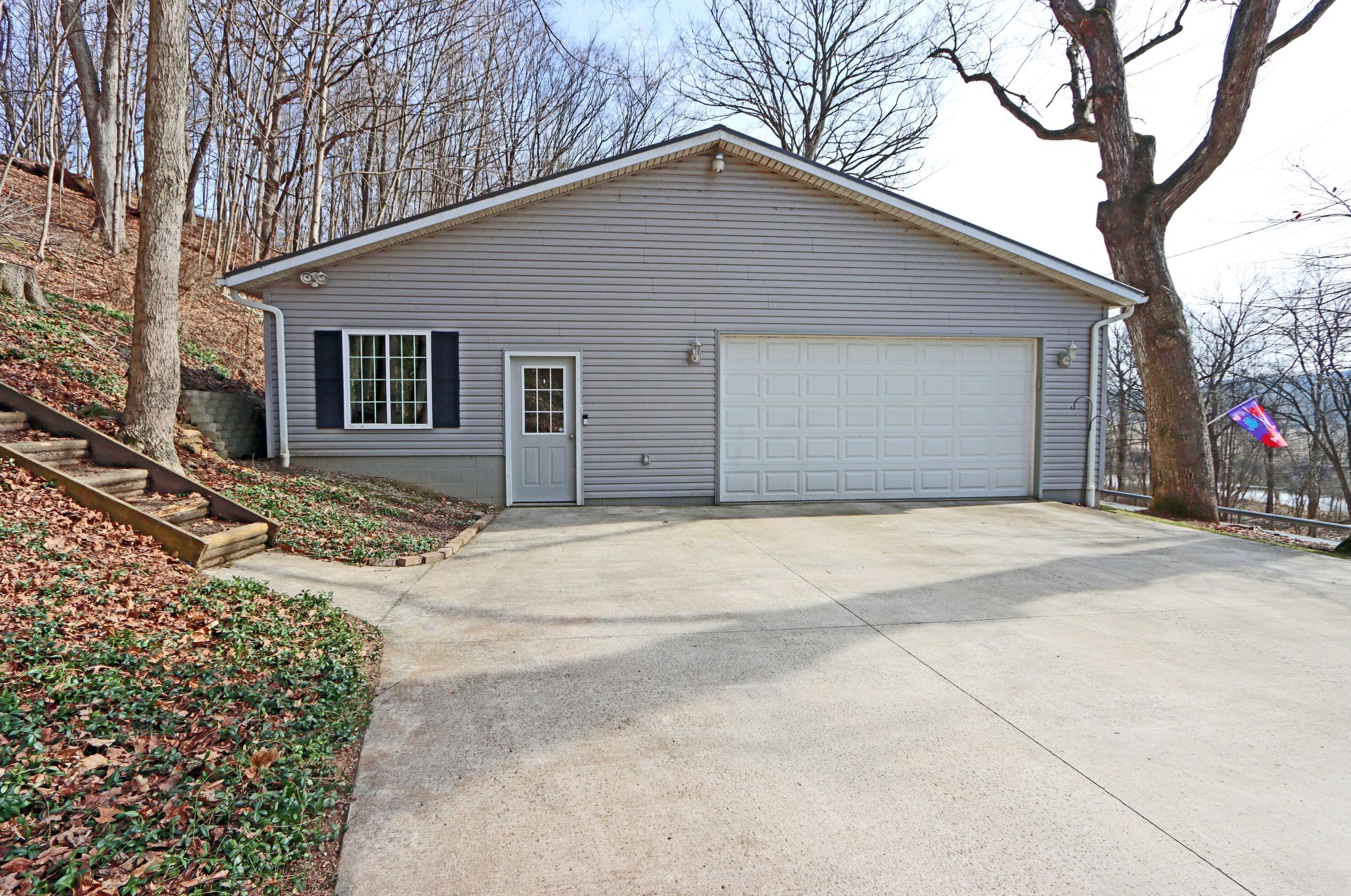 24057 Coshocton Rd, Howard, OH 43028