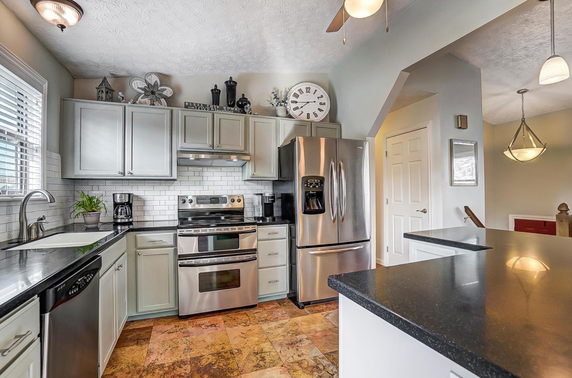 7849 Leaview Dr, Columbus, OH 43235-7010