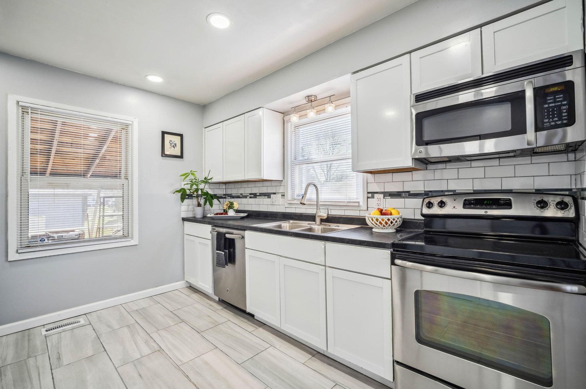 2013 Fenton St, Columbus, OH 43224-1365
