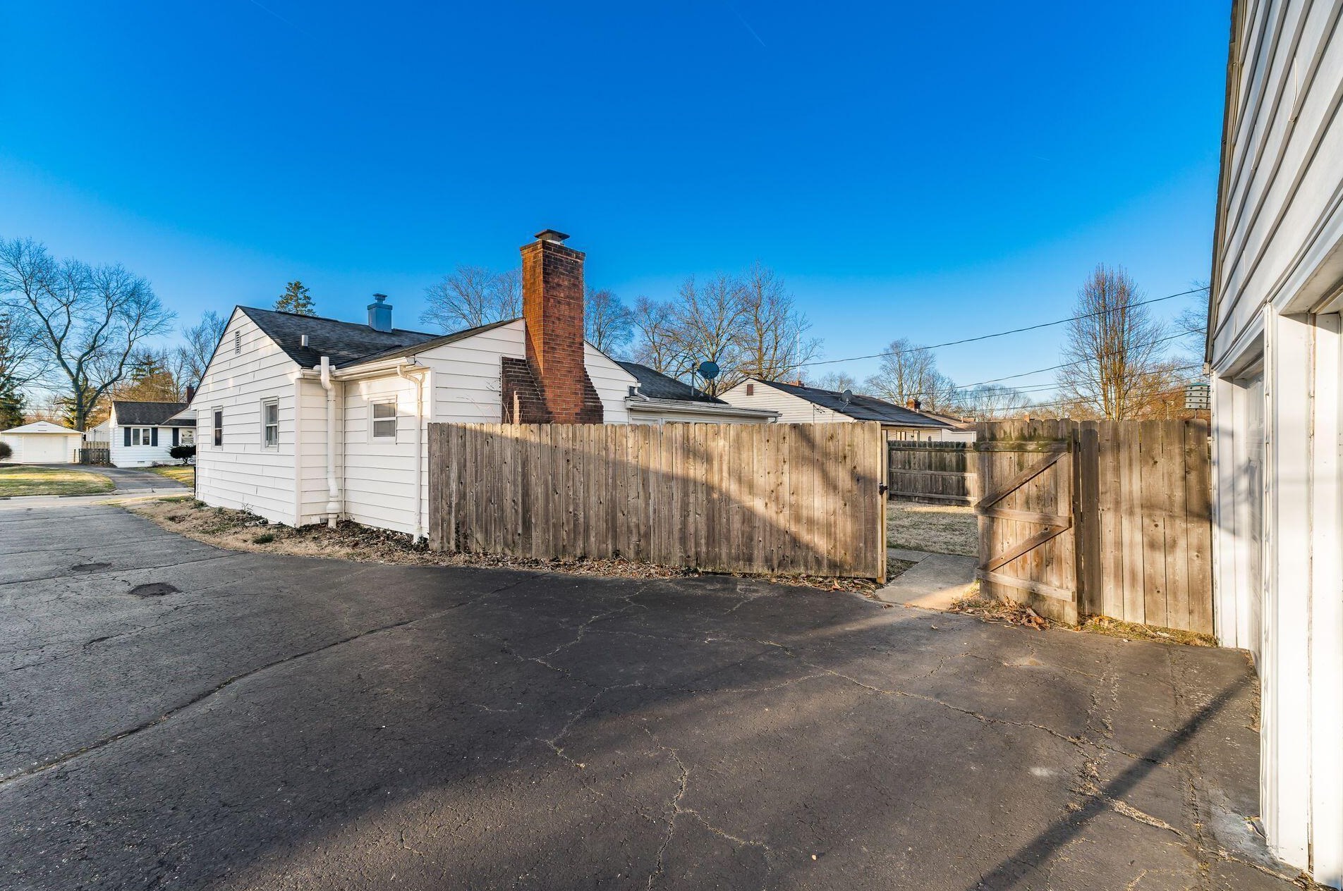 2260 Shrewsbury Rd, Columbus OH  43221-1232 exterior