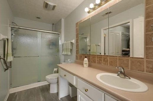 6690 Lakeview Cir, Cnl Wnchstr OH  43110-1255 exterior