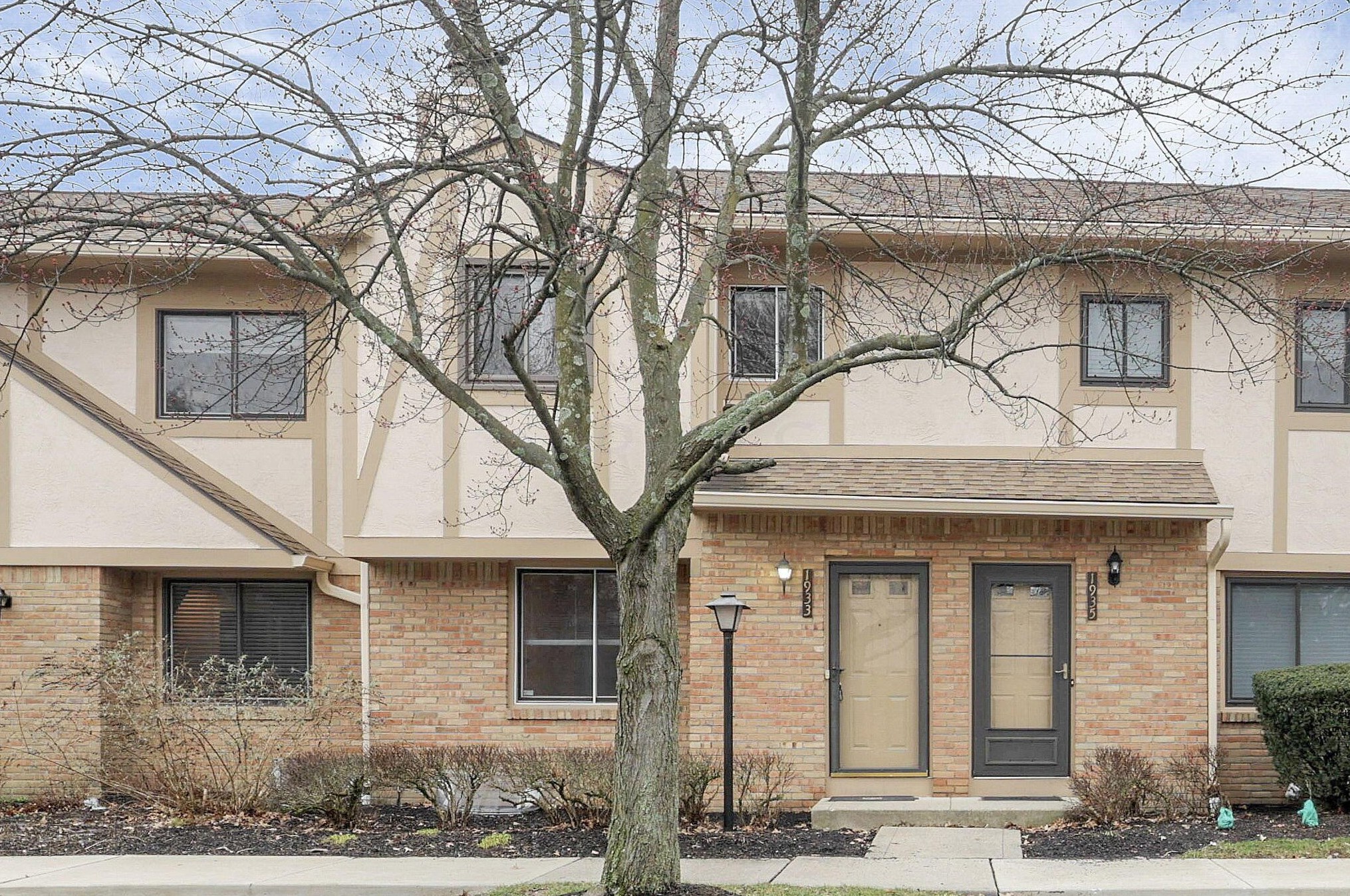 1933 Ramble Branch Dr, Columbus, OH 43220-2579