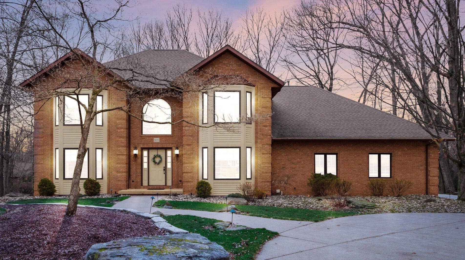 3690 Greenbriar Dr, Zanesville, OH 43701