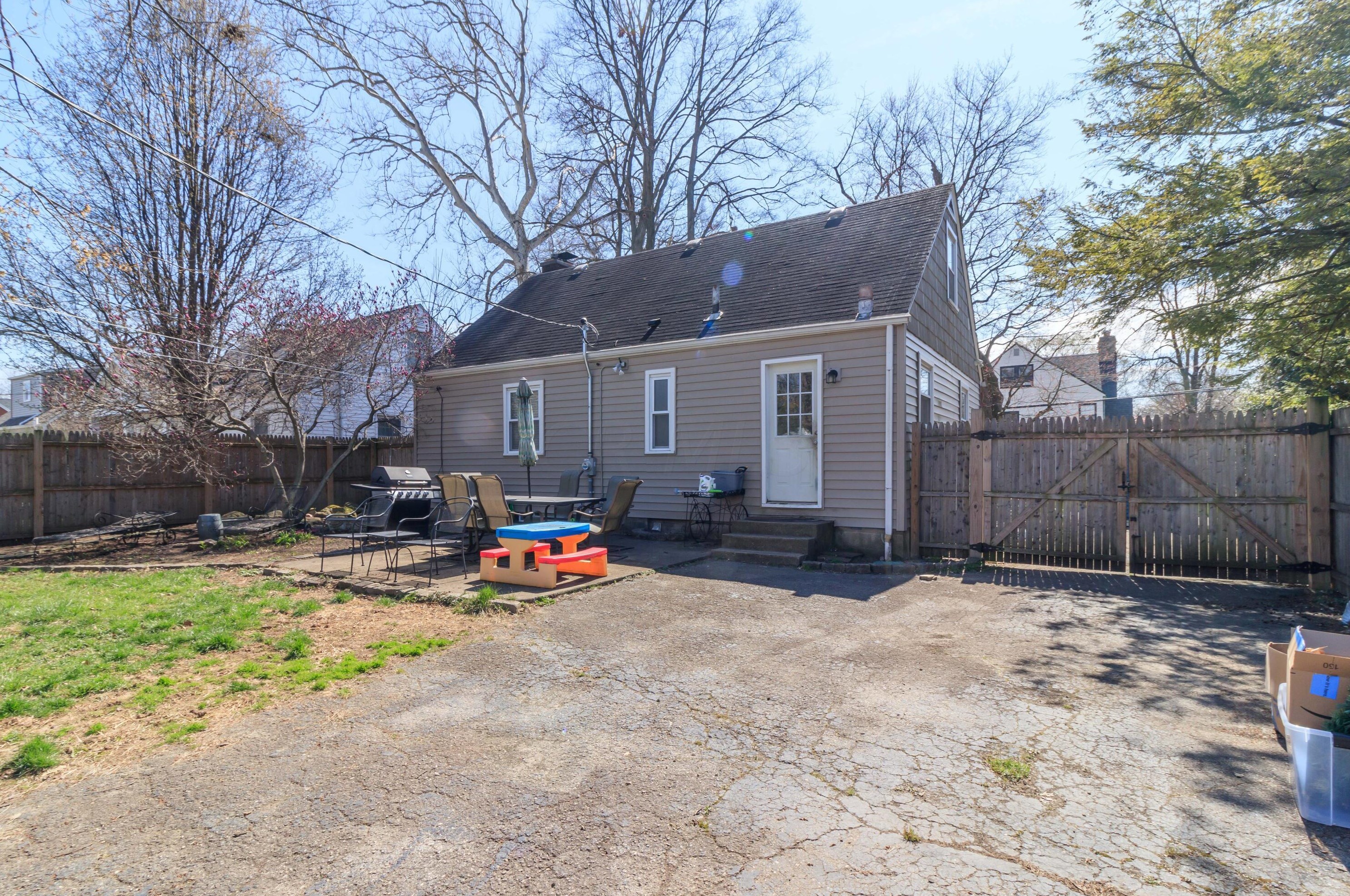 2590 Ruhl Ave, Columbus OH 43209-1172 exterior