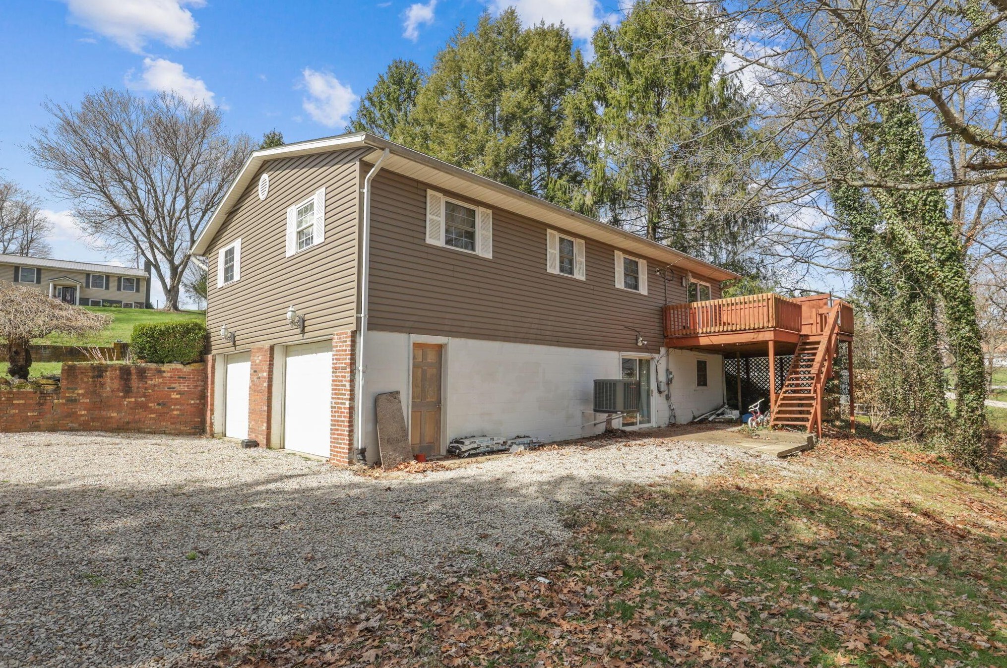 330 Walnut Hills Dr, Zanesville, OH 43701