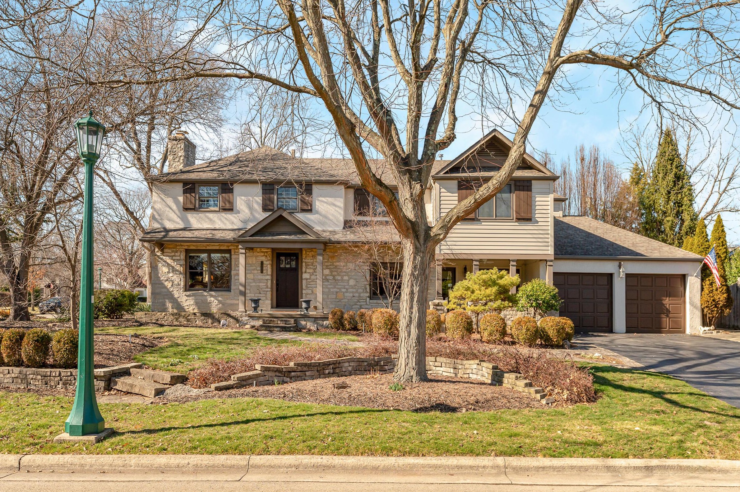 1956 Tewksbury Rd, Columbus, OH 43221-4218