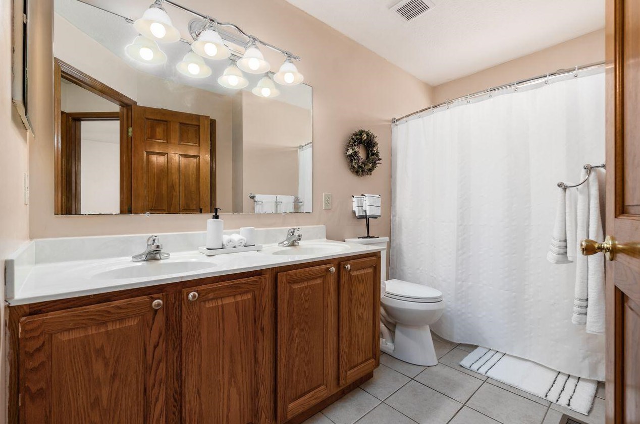 6160 Wynford Dr, Dublin OH  43017-8476 exterior