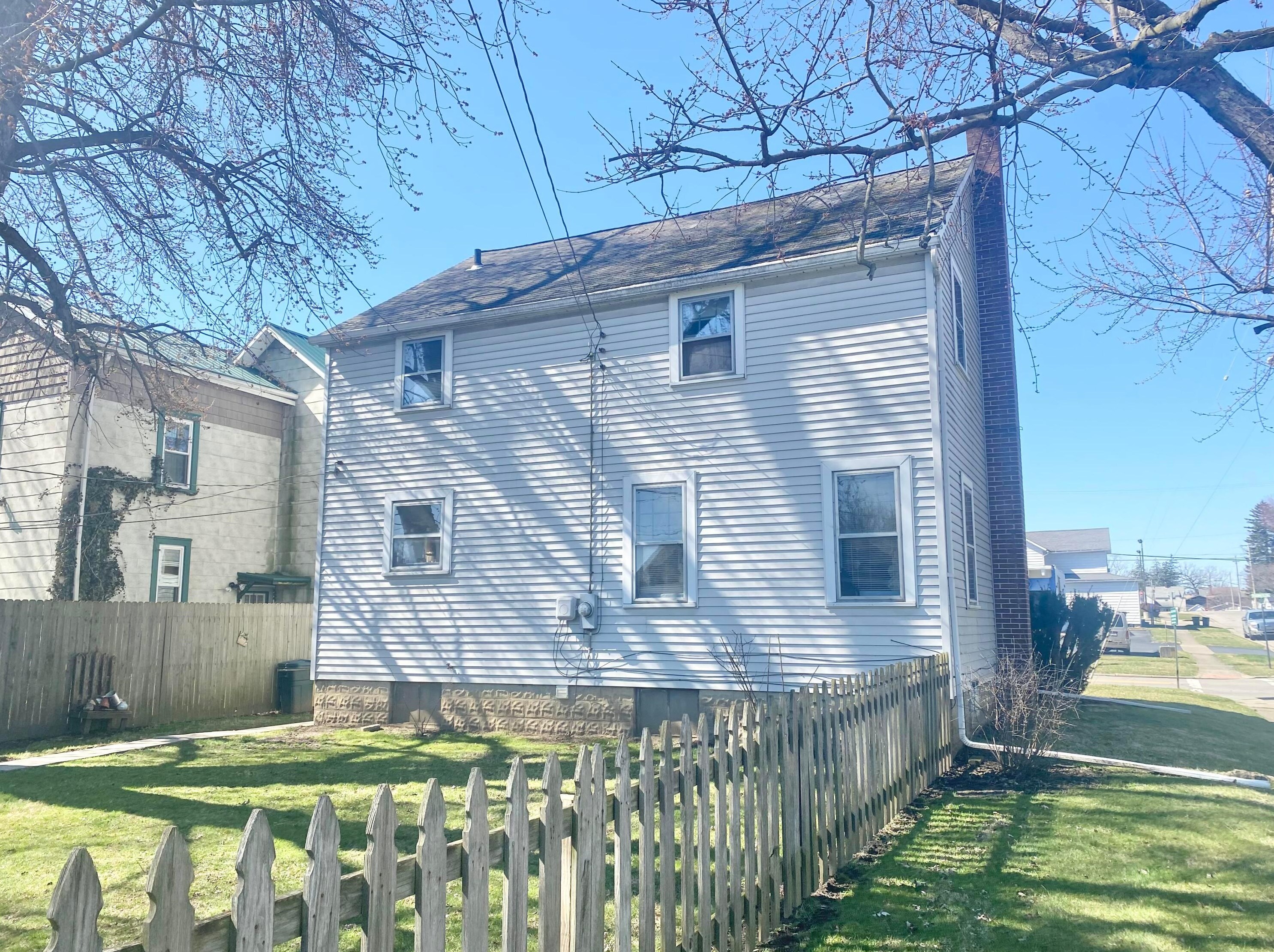 423 Seltzer St, Crestline, OH 44827-1438