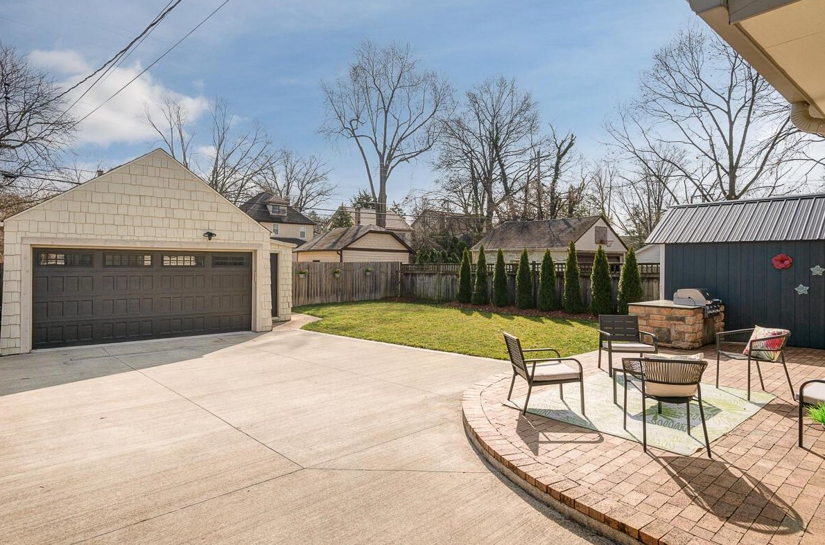 150 Cassingham Rd, Columbus OH  43209-1460 exterior