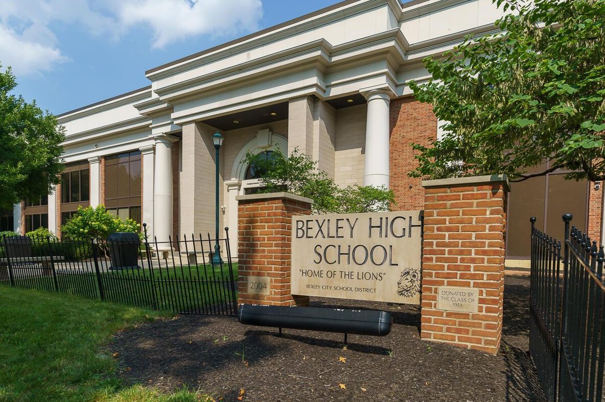 150 Cassingham Rd, Columbus OH  43209-1460 exterior