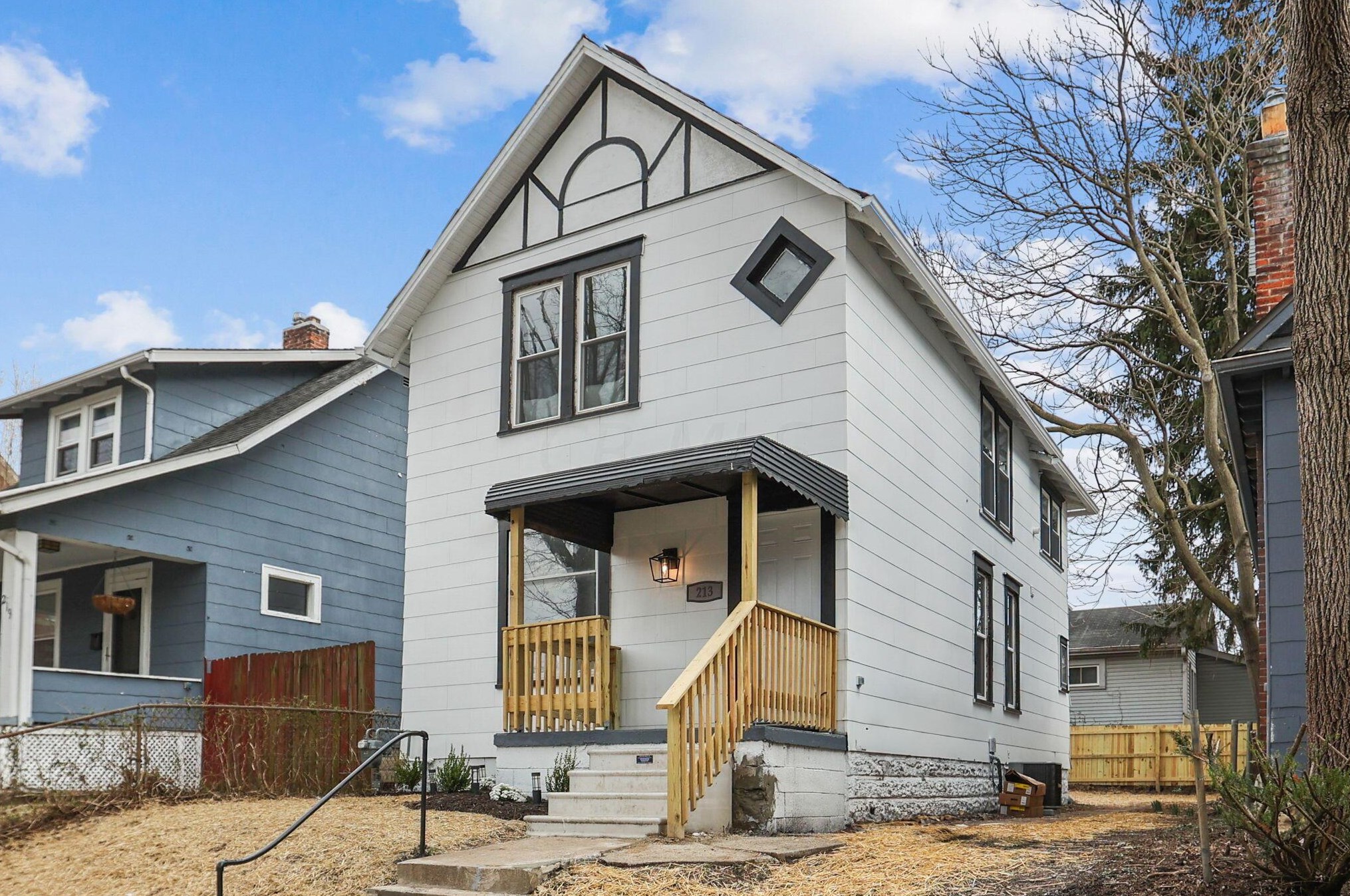 213 Tompkins St, Columbus, OH 43202-3033