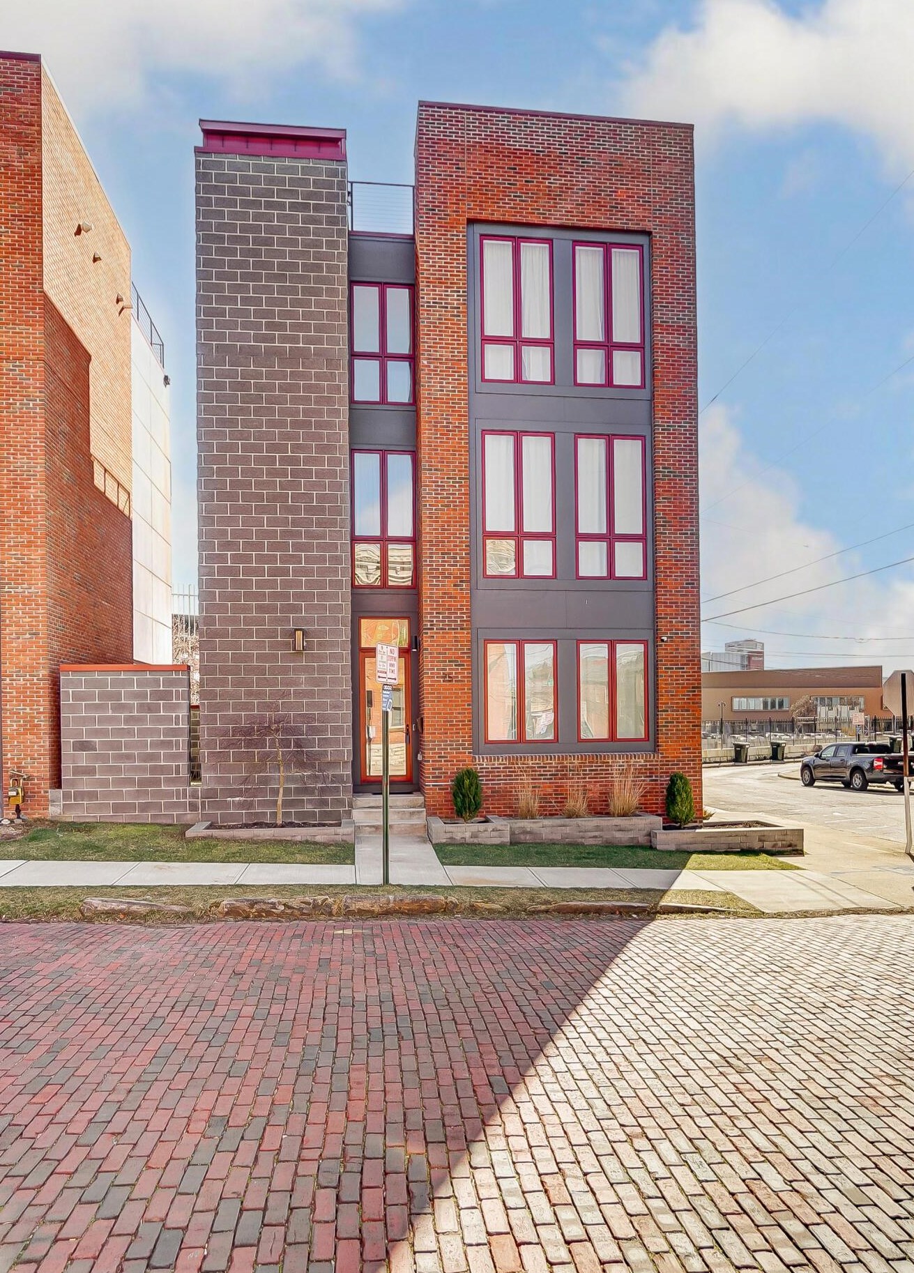 75 Russell St, Columbus, OH 43215-2031