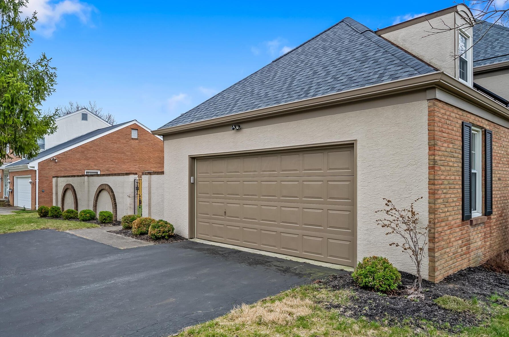 4162 Squires Ln, Columbus OH  43220-3949 exterior