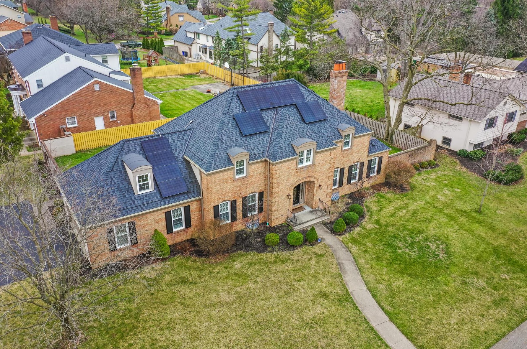 4162 Squires Ln, Columbus OH  43220-3949 exterior