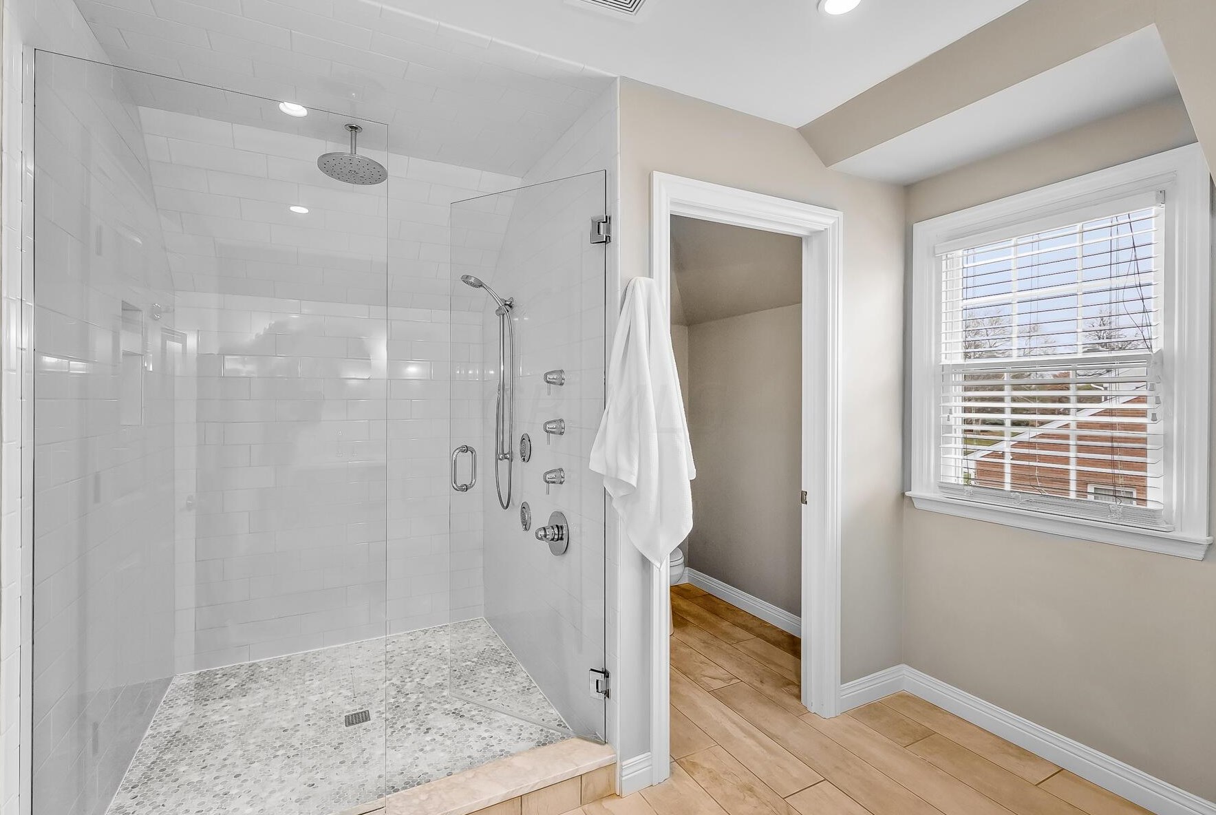 4162 Squires Ln, Columbus OH  43220-3949 exterior