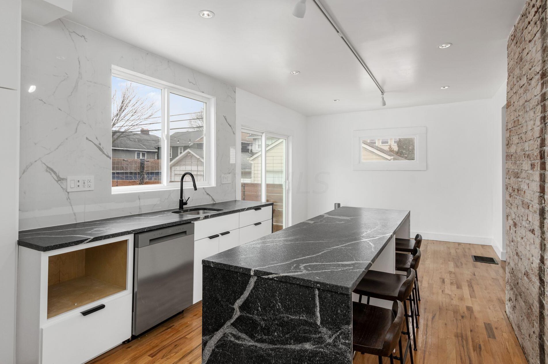 2871 Findley Ave, Columbus OH  43202-2319 exterior