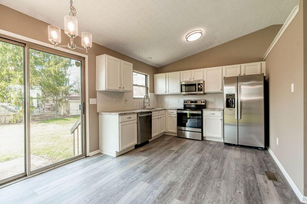 2737 Raphael Dr, Columbus, OH 43232-7701