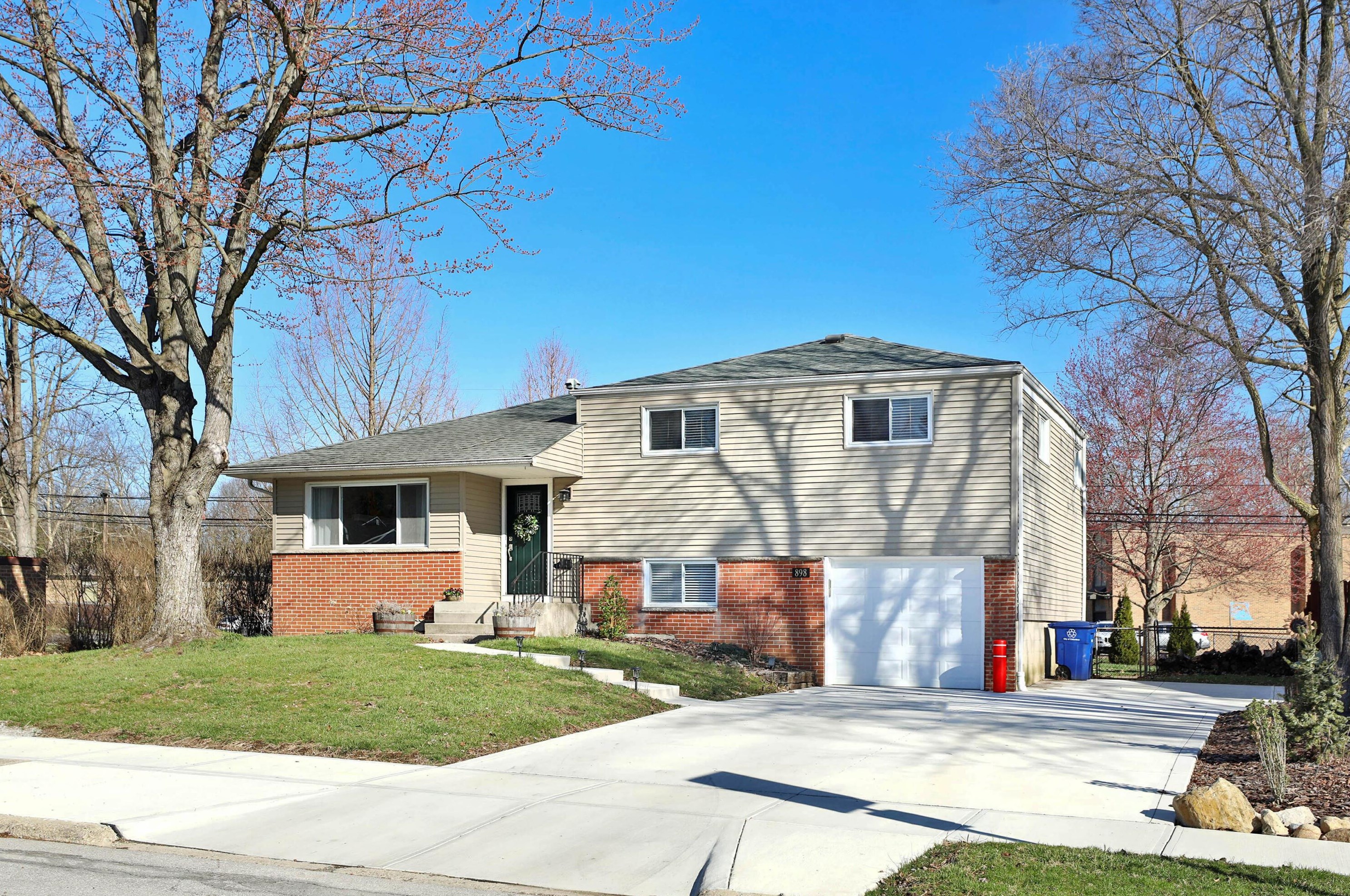 898 Bricker Blvd, Columbus, OH 43221-1679