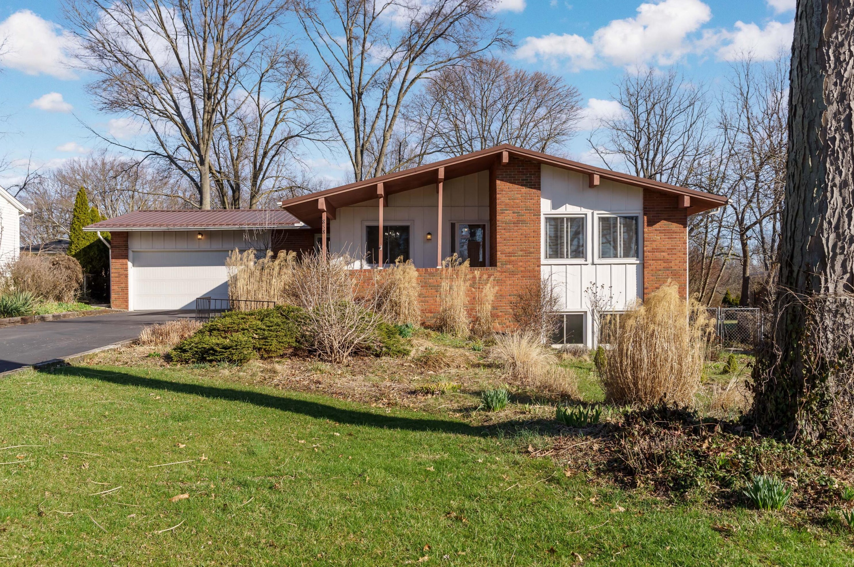858 Lookout Point Dr, Columbus, OH 43235-1244
