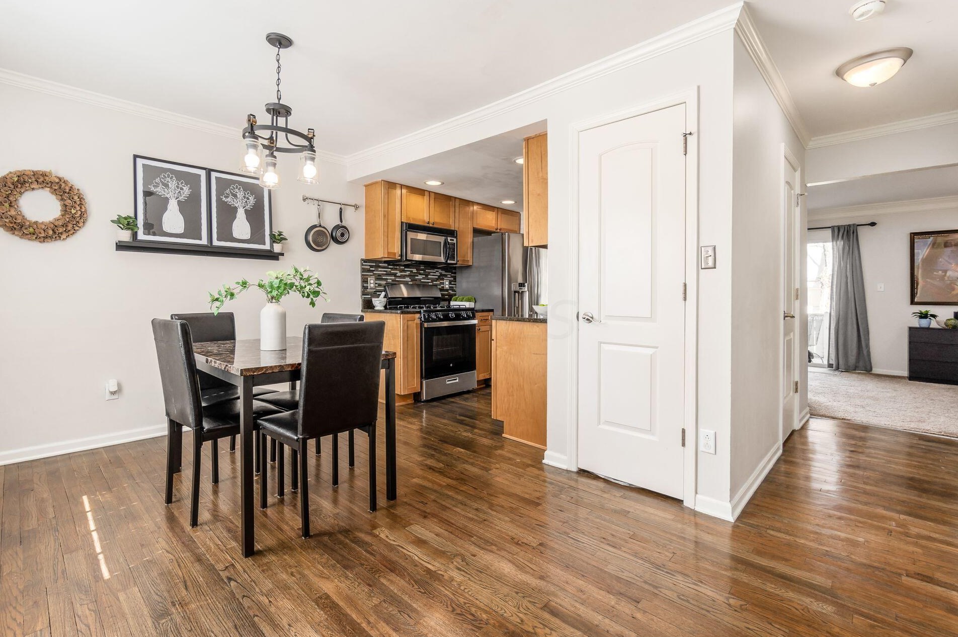 2564 Shore Line Ln, Columbus OH  43221-3685 exterior