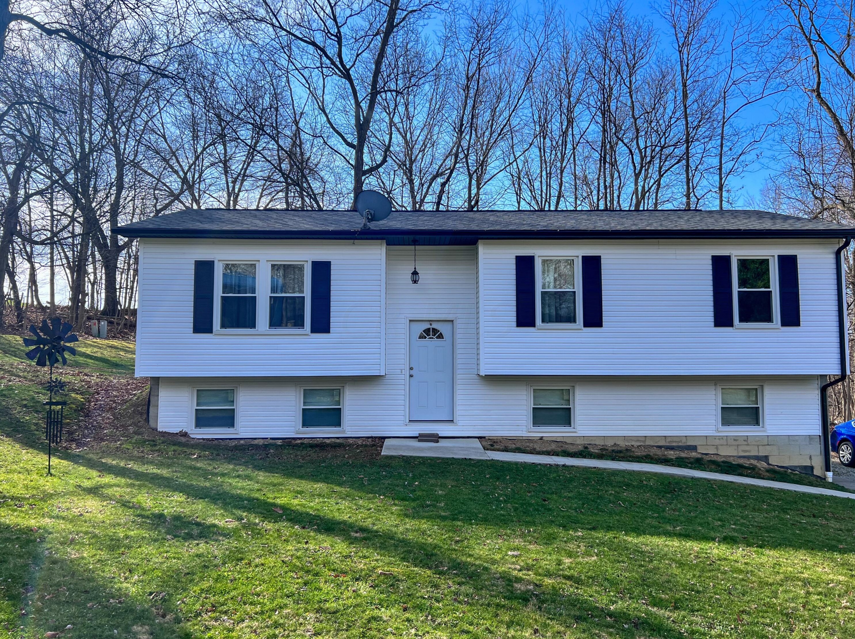 335 Cedarhurst Dr, Zanesville, OH 43701
