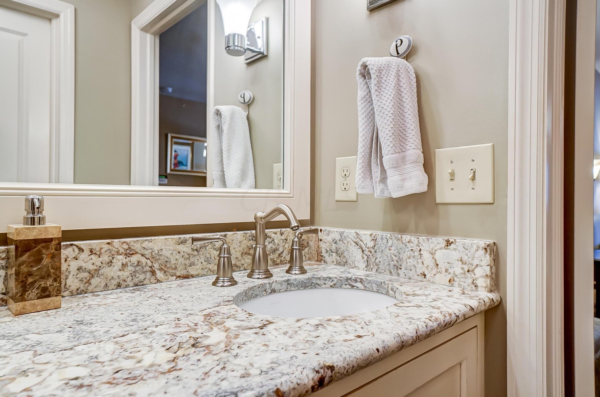 1385 Fountaine Dr, Columbus OH 43221-1523 exterior