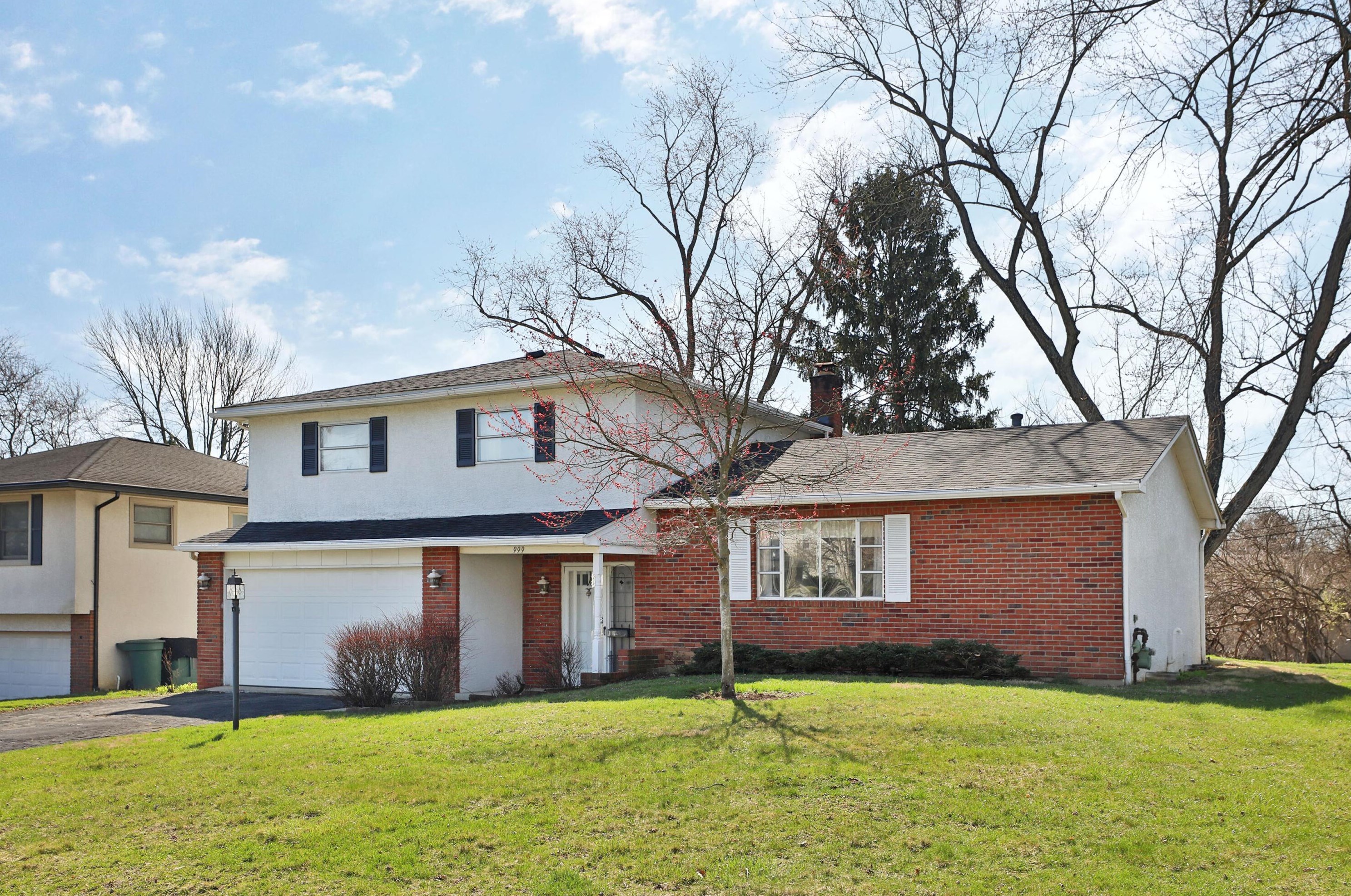 999 Amberly Pl, Columbus, OH 43220-4101