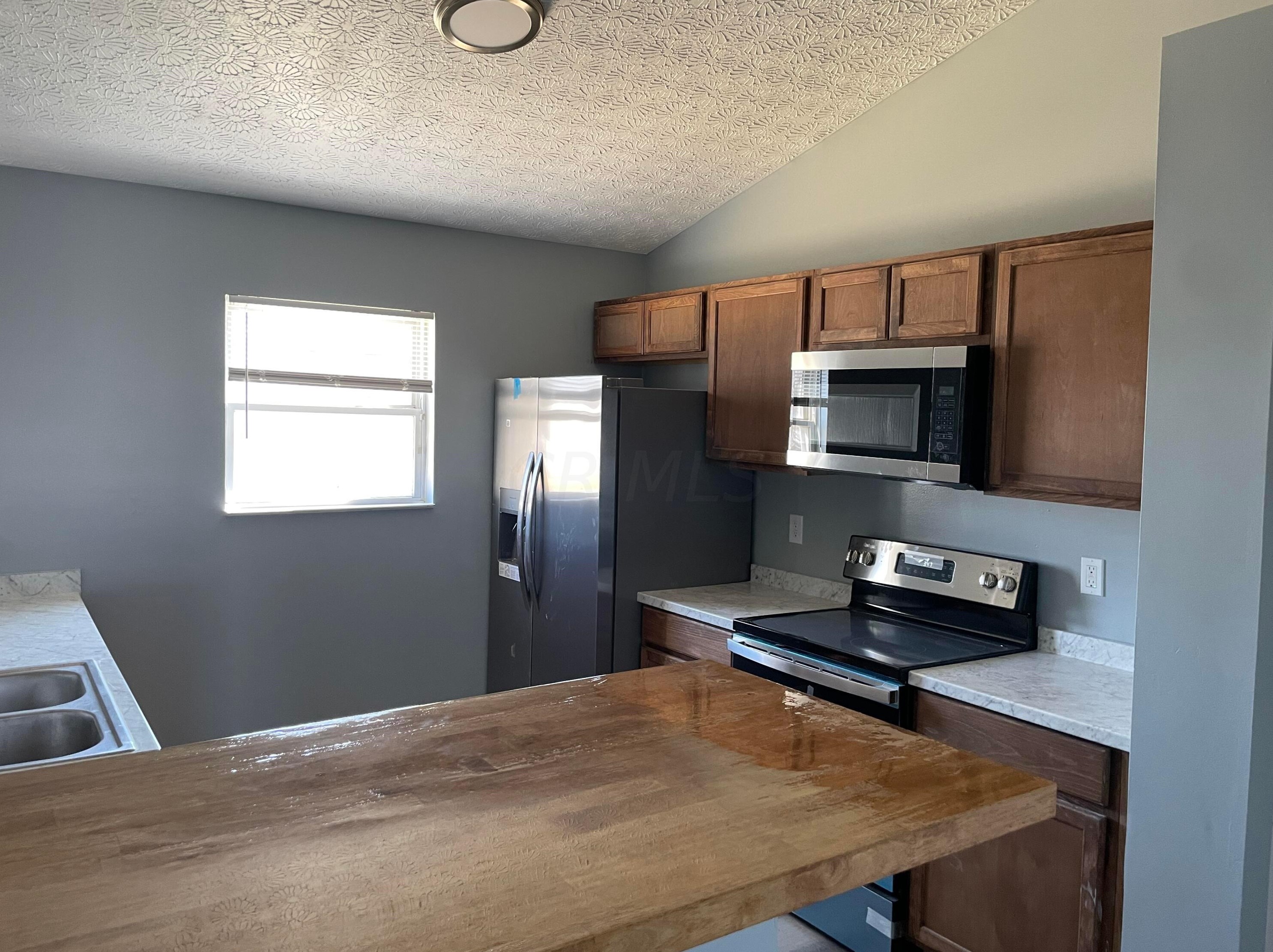 1382 Gray Meadow Dr, Columbus, OH 43223-6277
