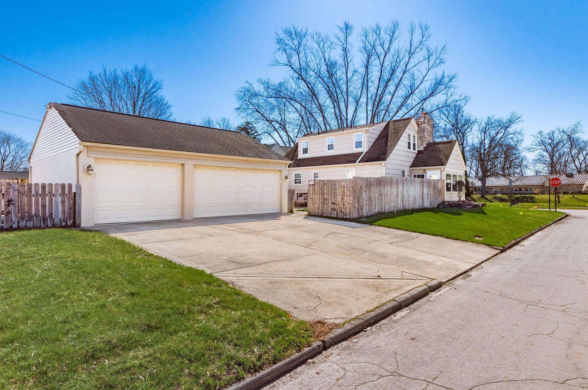 3272 Wicklow Rd, Columbus, OH 43204-1949