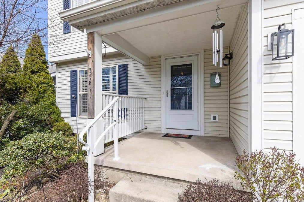 7384 Harbour Town Dr, Pickerington, OH 43147