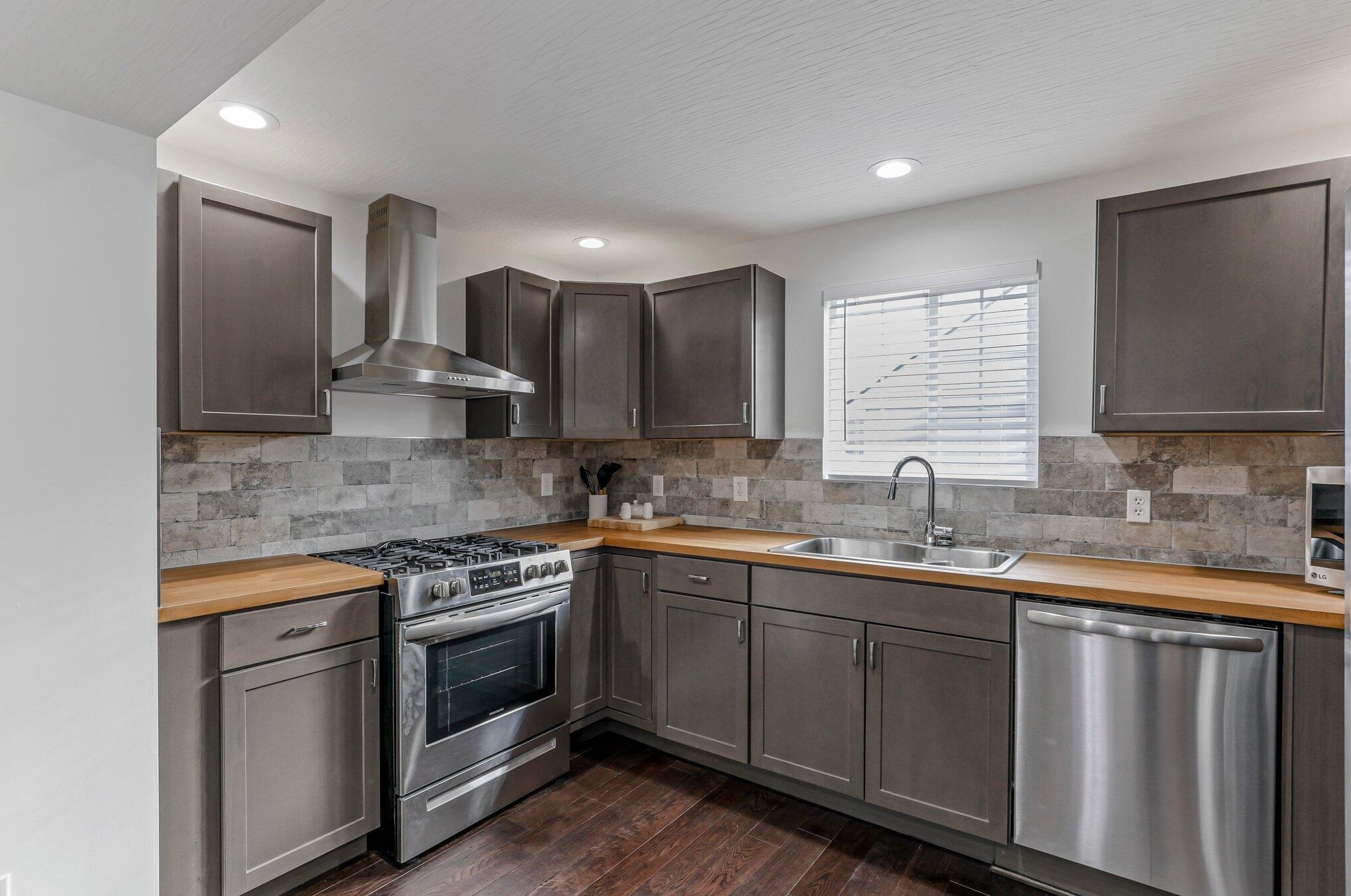 165 Frebis Ave, Columbus OH 43206-3725 exterior