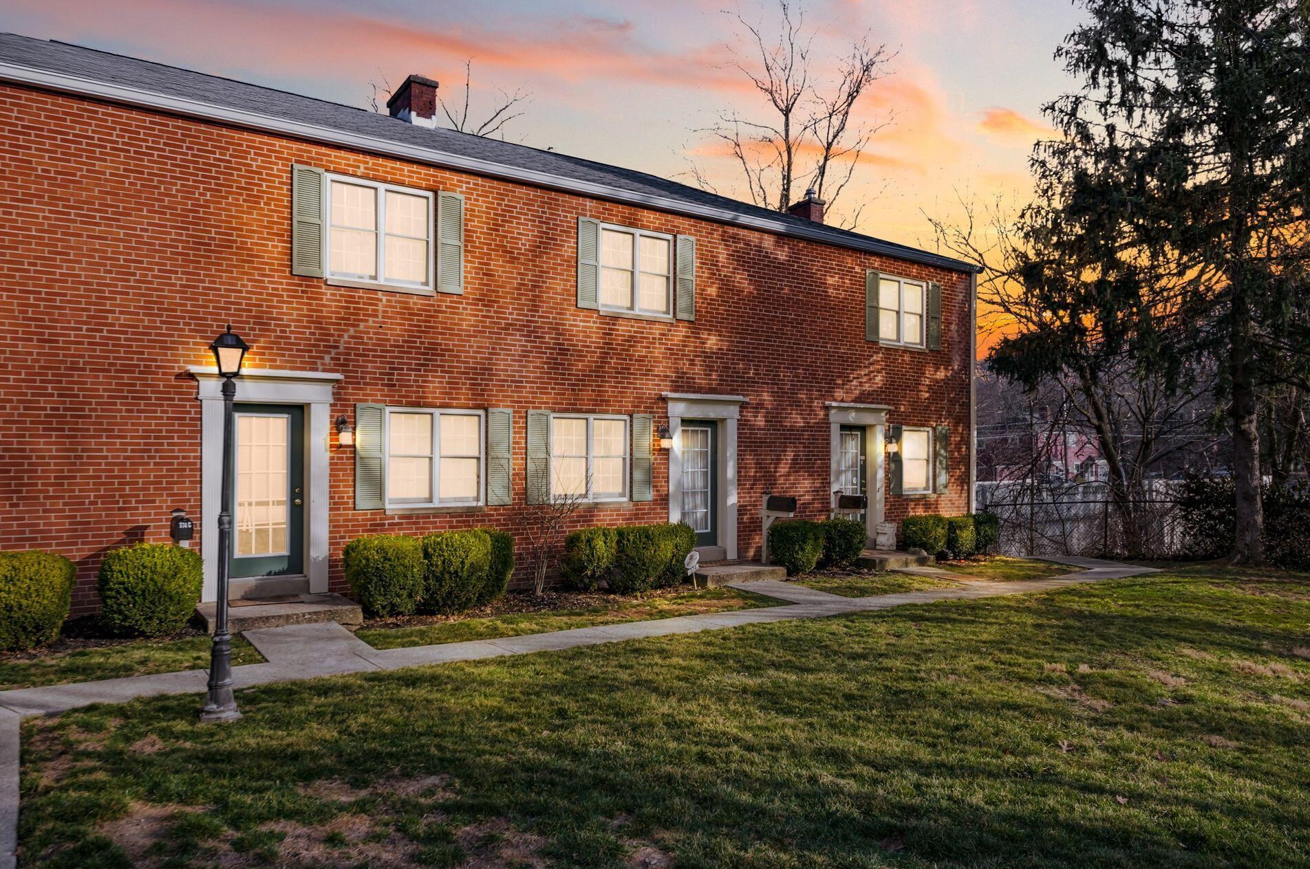 374 Parkview Dr, Columbus OH 43202-2378 exterior