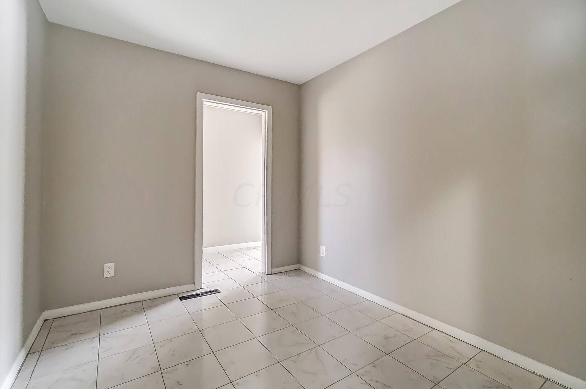 3044 Fairwood Ave, Columbus OH 43207-3273 exterior