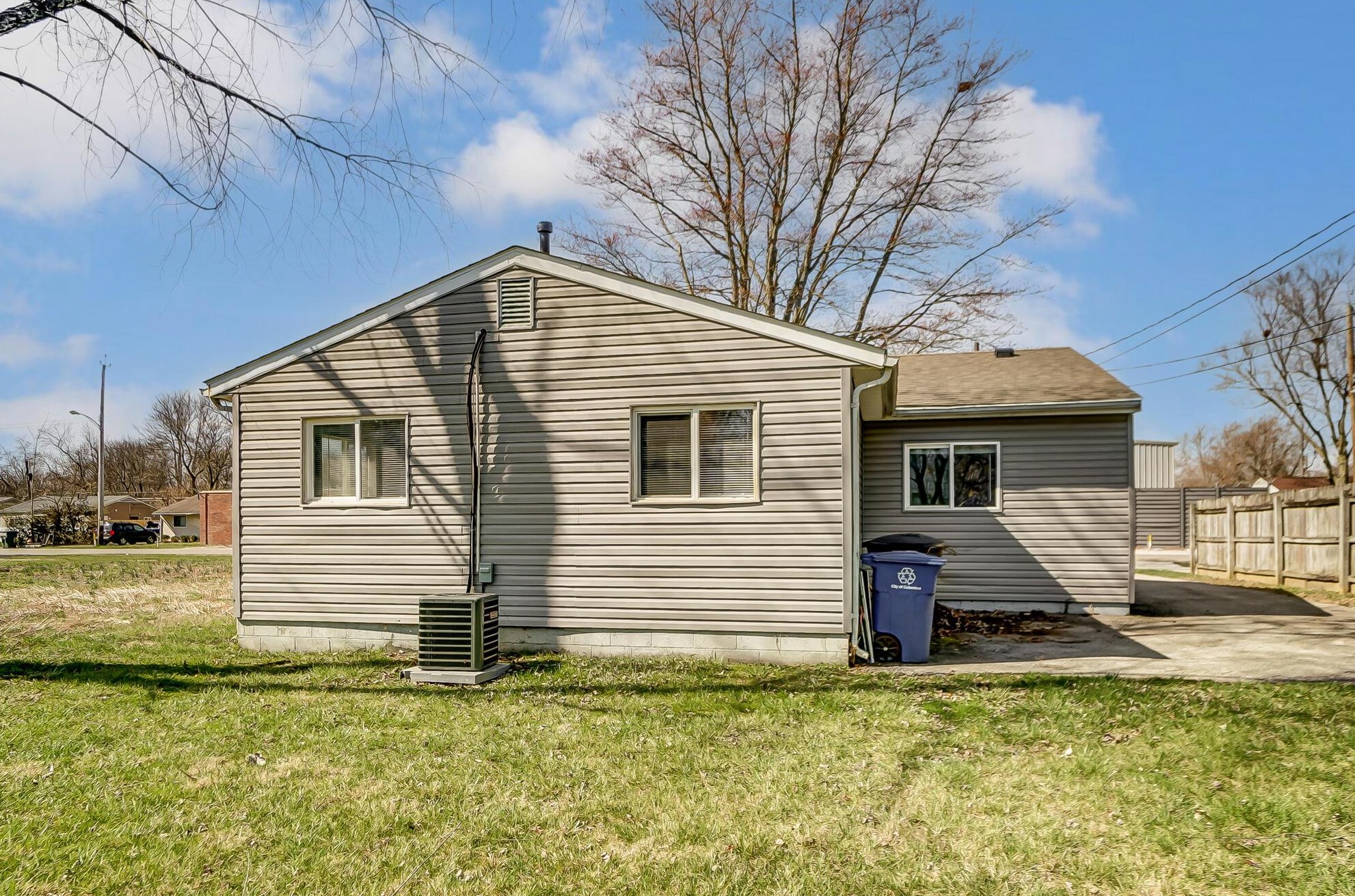 3044 Fairwood Ave, Columbus OH 43207-3273 exterior