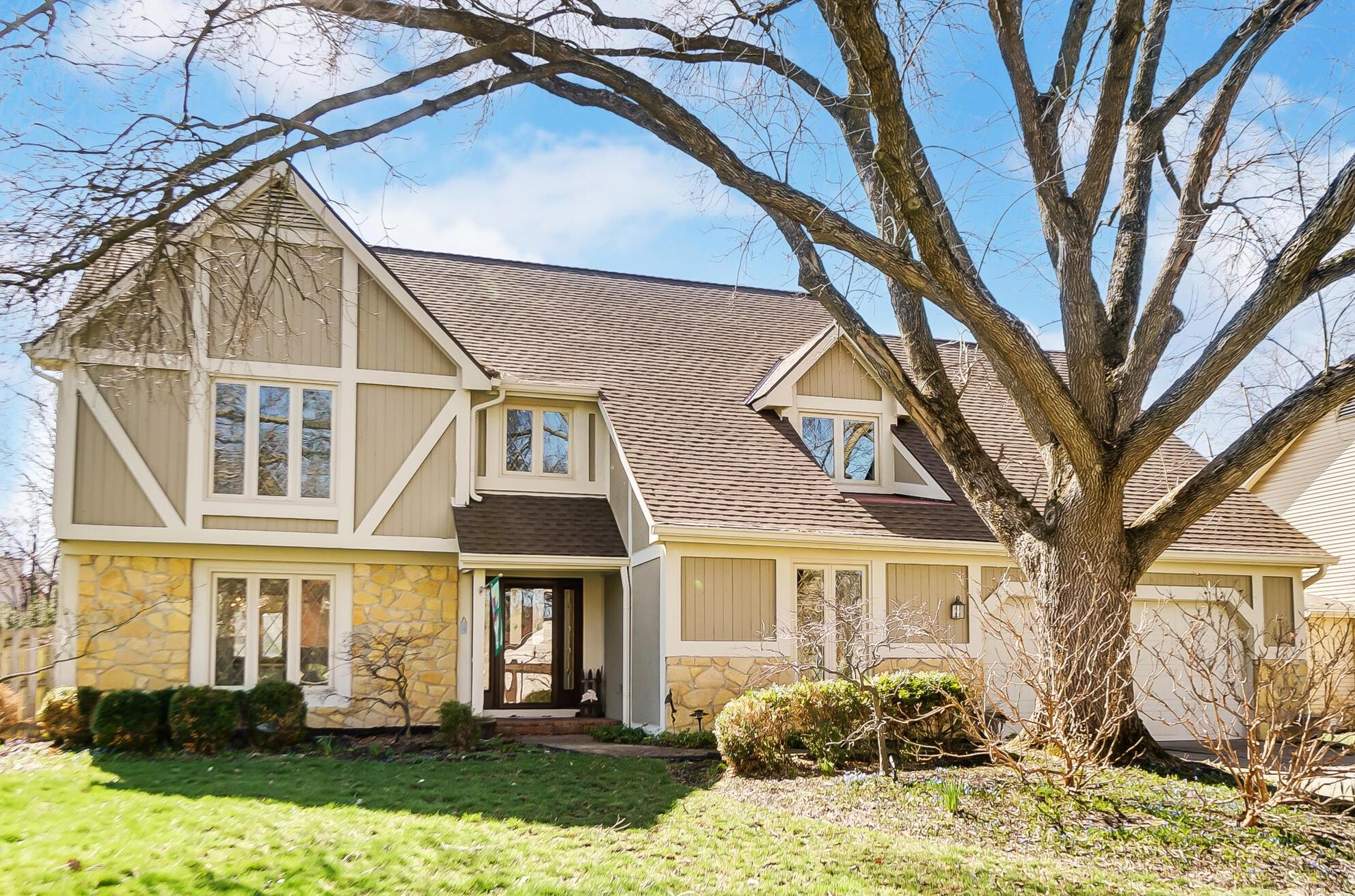 2221 Sandover Rd, Columbus, OH 43220-2919