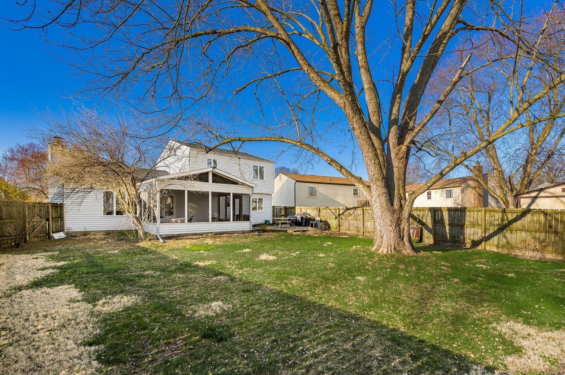 1990 Charmingfare St, Columbus, OH 43228-9686