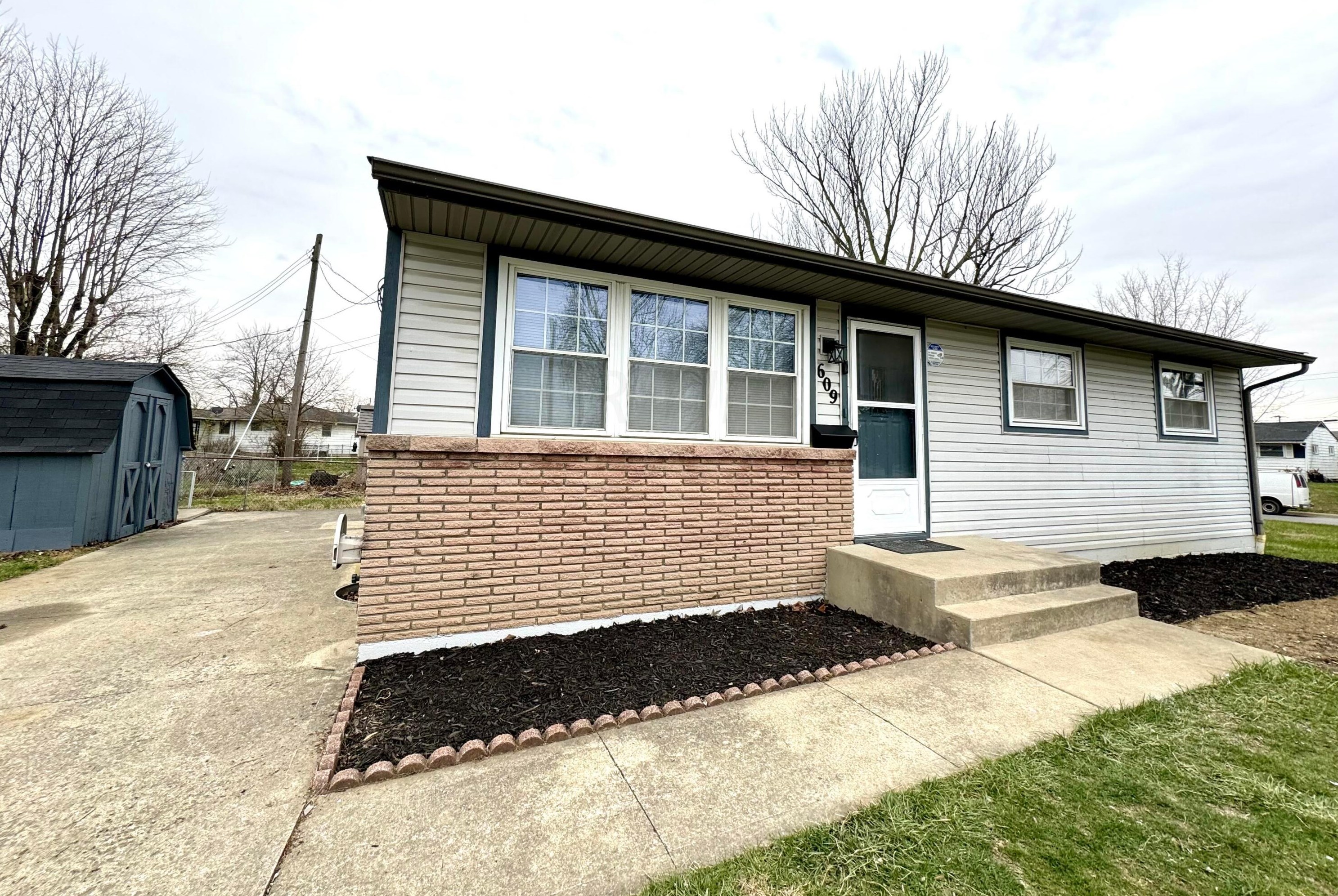 609 Raleigh Dr, Columbus, OH 43228-2914