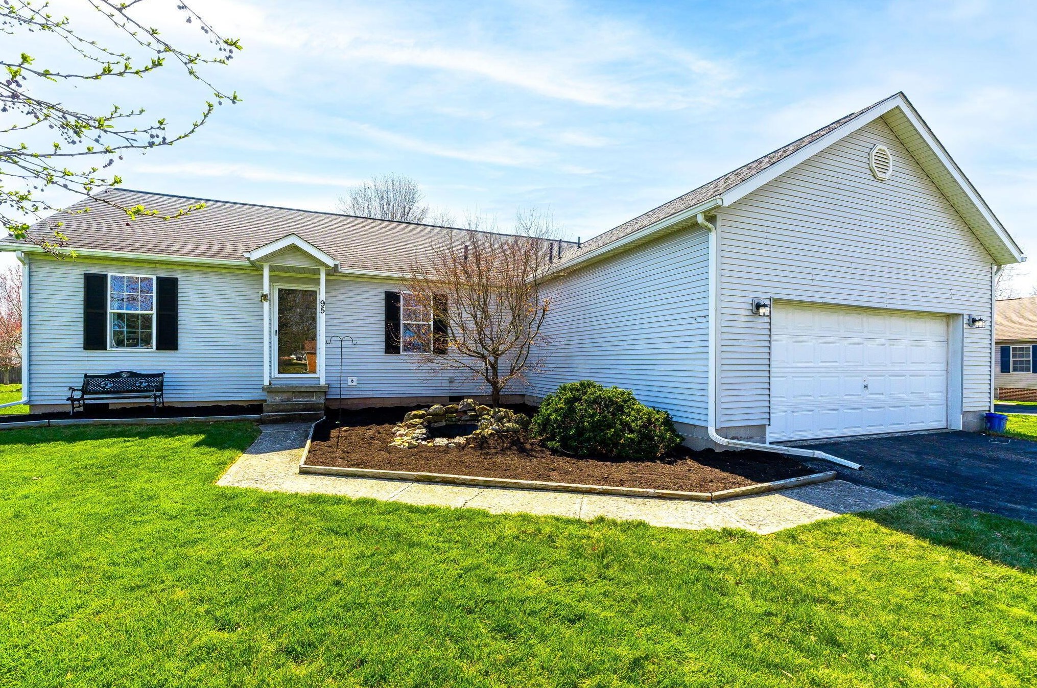 95 Blacks Rd, Pataskala, OH 43062-8590