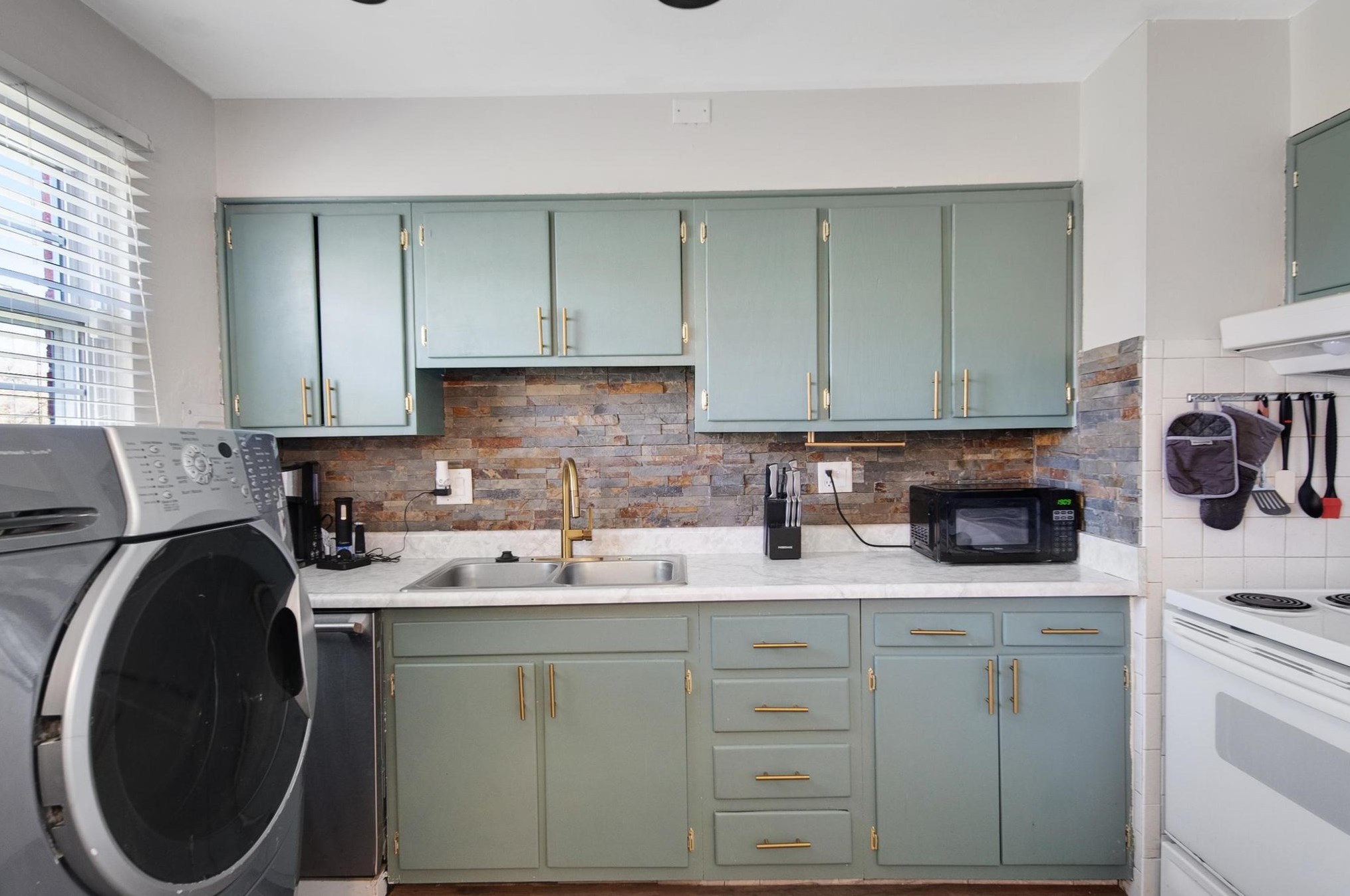 1602 Vilardo Ln, Columbus OH  43227-3630 exterior