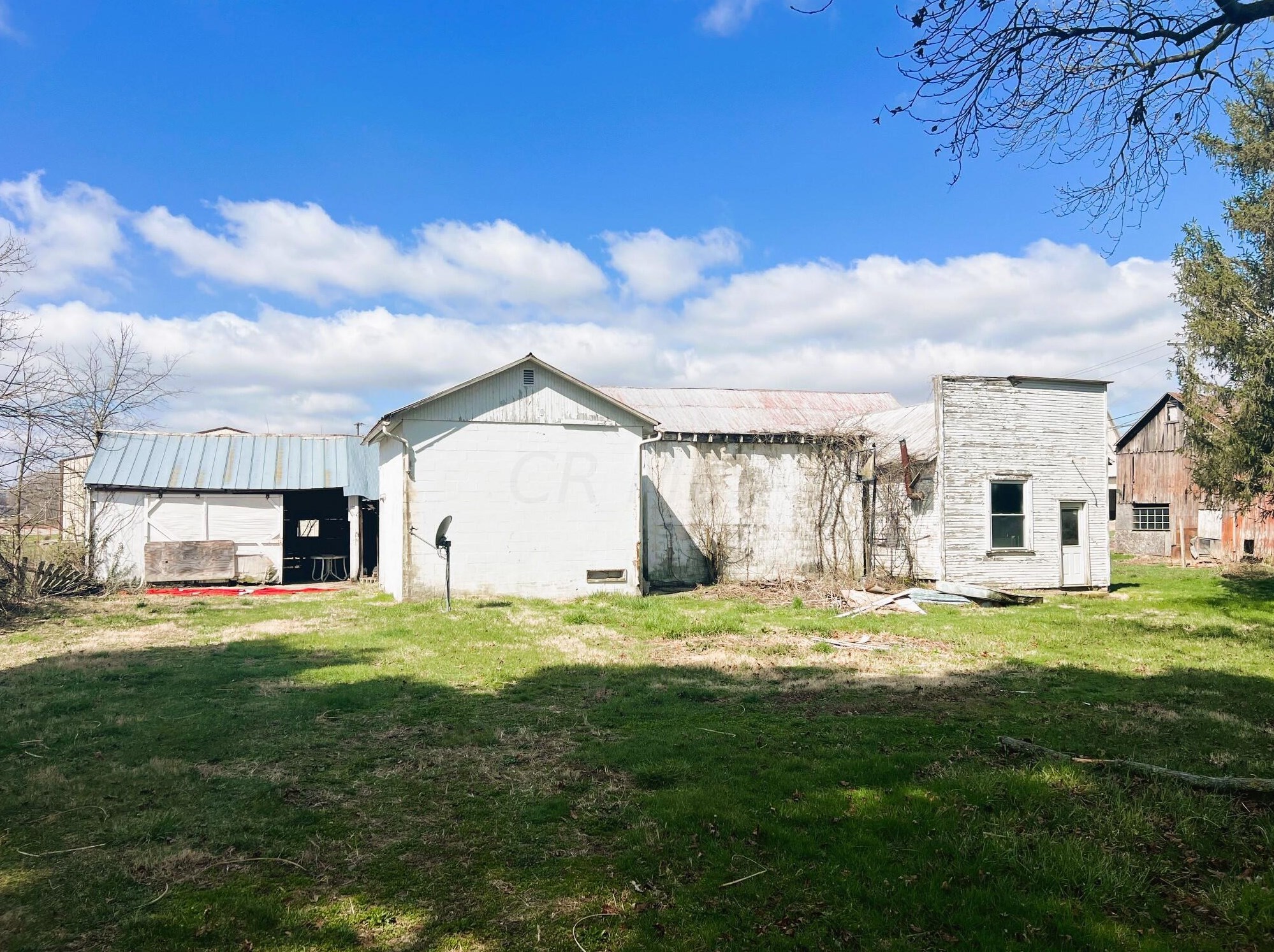 211 Broad St, Hide Away Hills OH  43107-1003 exterior